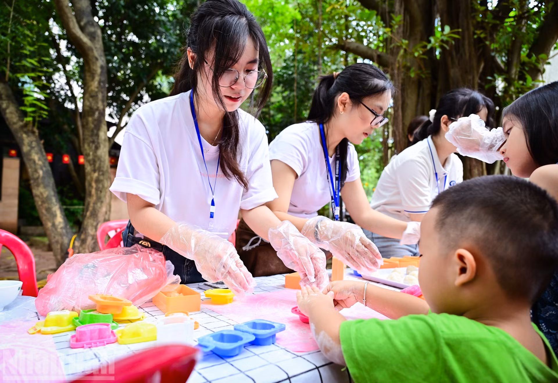 En el evento, los niños tienen la oportunidad de hacer sus propios pasteles del Festival del Medio Otoño.