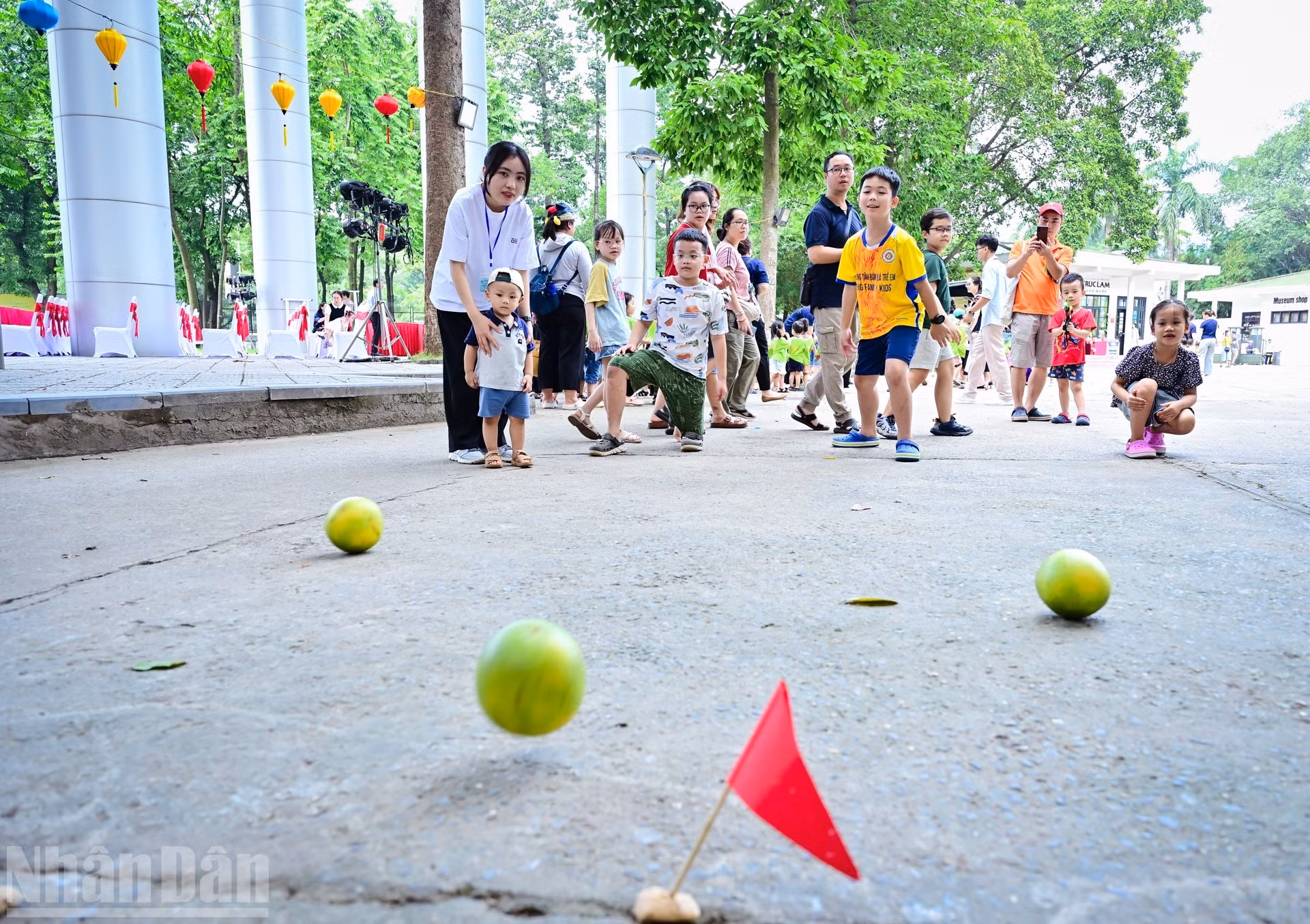 Los juegos físicos como hacer rodar pomelos ayudan a los niños a ejercitarse físicamente.