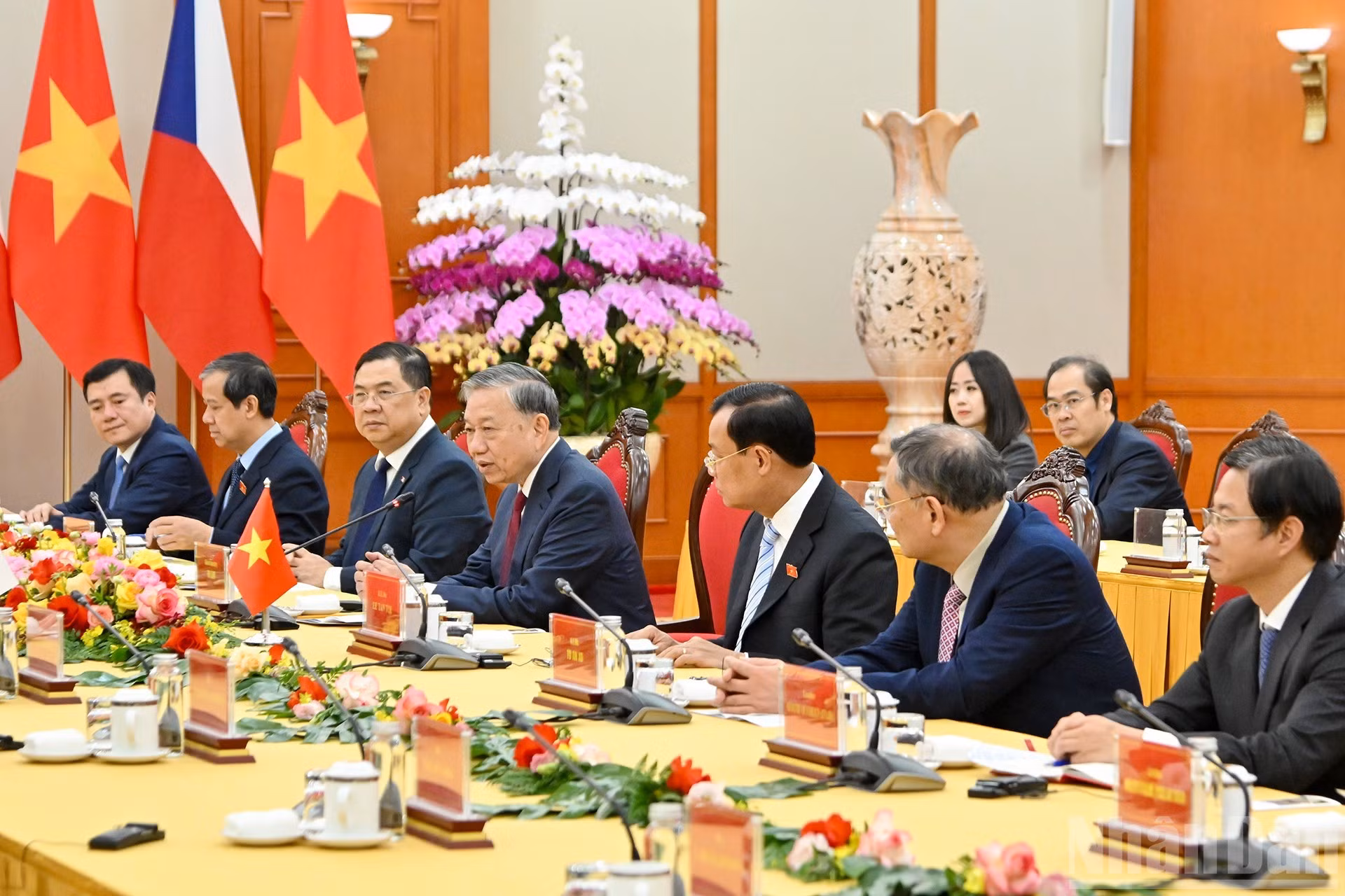 Funcionarios vietnamitas acuden al encuentro.