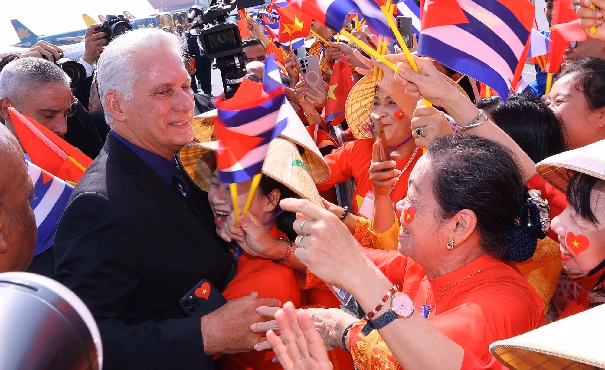 Ciudadanos de Hanói dan bienvenida al primer secretario del Comité Central del Partido Comunista y presidente de Cuba, Miguel Díaz-Canel Bermúdez, y su esposa.