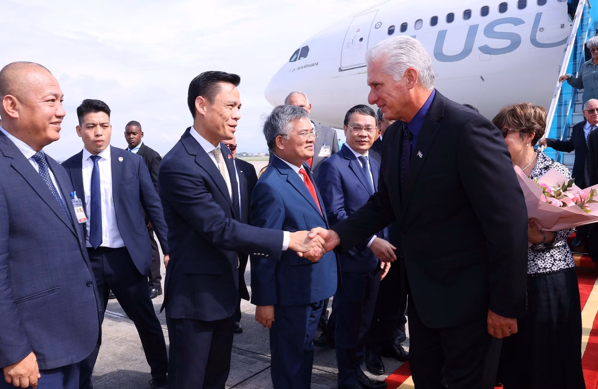 Dirigentes de ministros y sectores de Vietnam dan bienvenida al primer secretario del Comité Central del Partido Comunista y presidente de Cuba, Miguel Díaz-Canel Bermúdez, y su esposa.