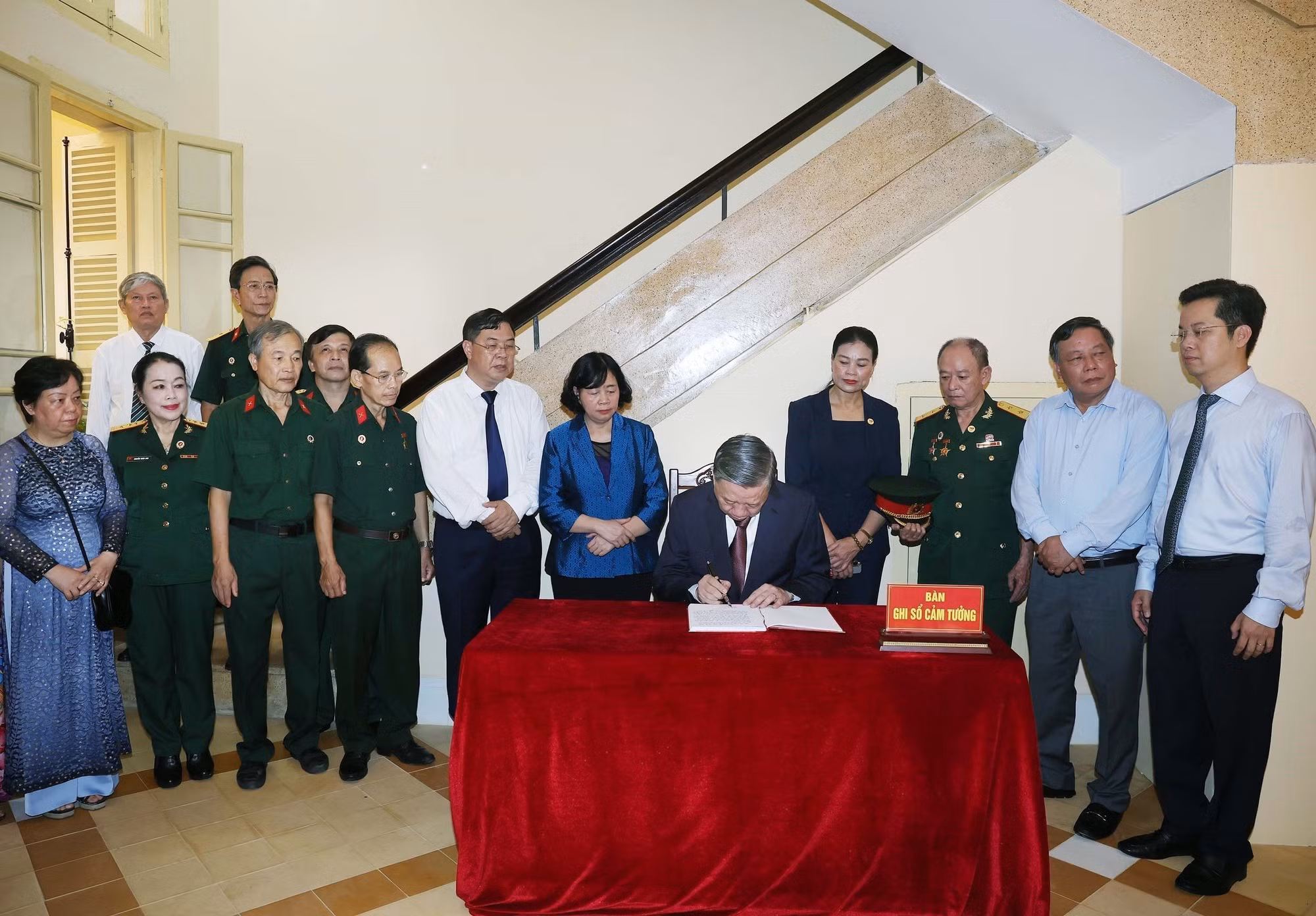 El secretario general To Lam firma el libro de recuerdos en la casa histórica número 48 de la calle Hang Ngang.