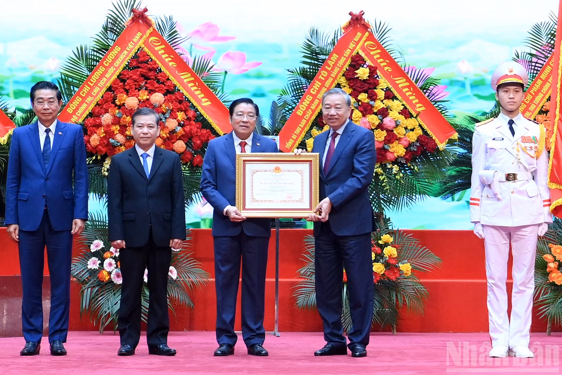 El secretario general To Lam entrega la Orden Ho Chi Minh a la Comisión de Asuntos Internos del Comité Central de la fuerza política.