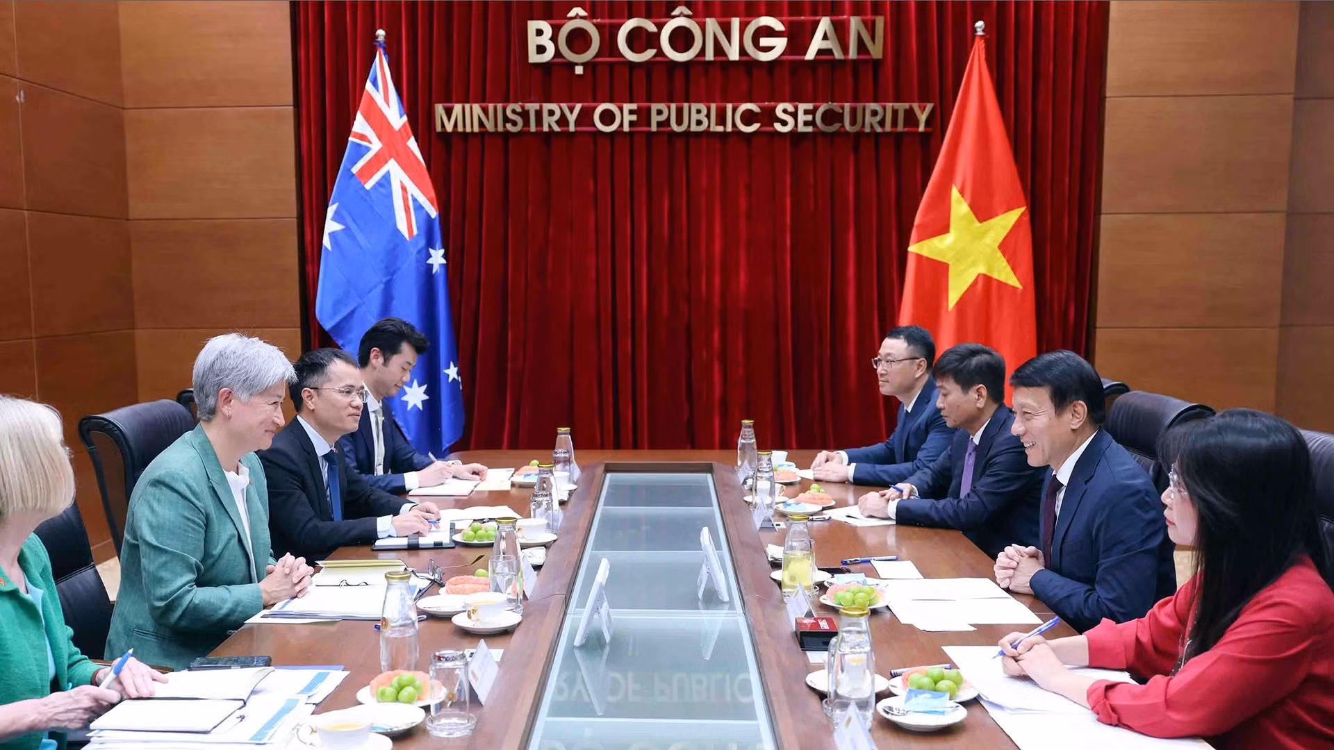 El general Luong Tam Quang, miembro del Buró Político y ministro de Seguridad Pública de Vietnam, recibe a la ministra de Relaciones Exteriores de Australia, Penny Wong, el 20 de agosto de 2025. (Foto: VNA)