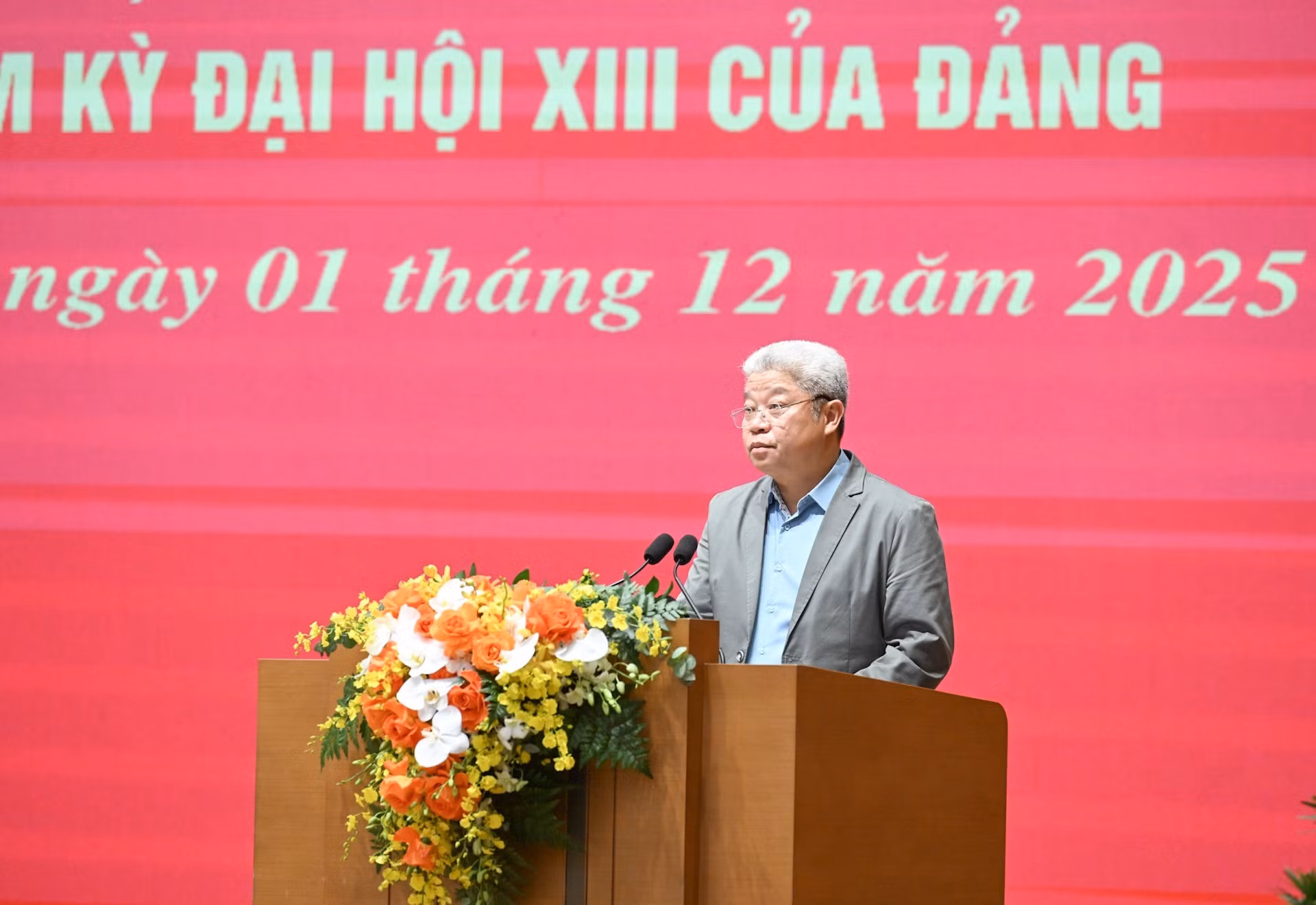 El viceministro de Interior Nguyen Manh Khuong habla en la cita.