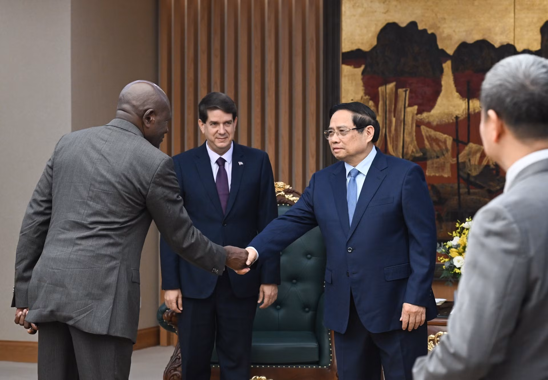 El premier vietnamita Pham Minh Chinh saluda a miembros de la delegación de Prensa Latina.