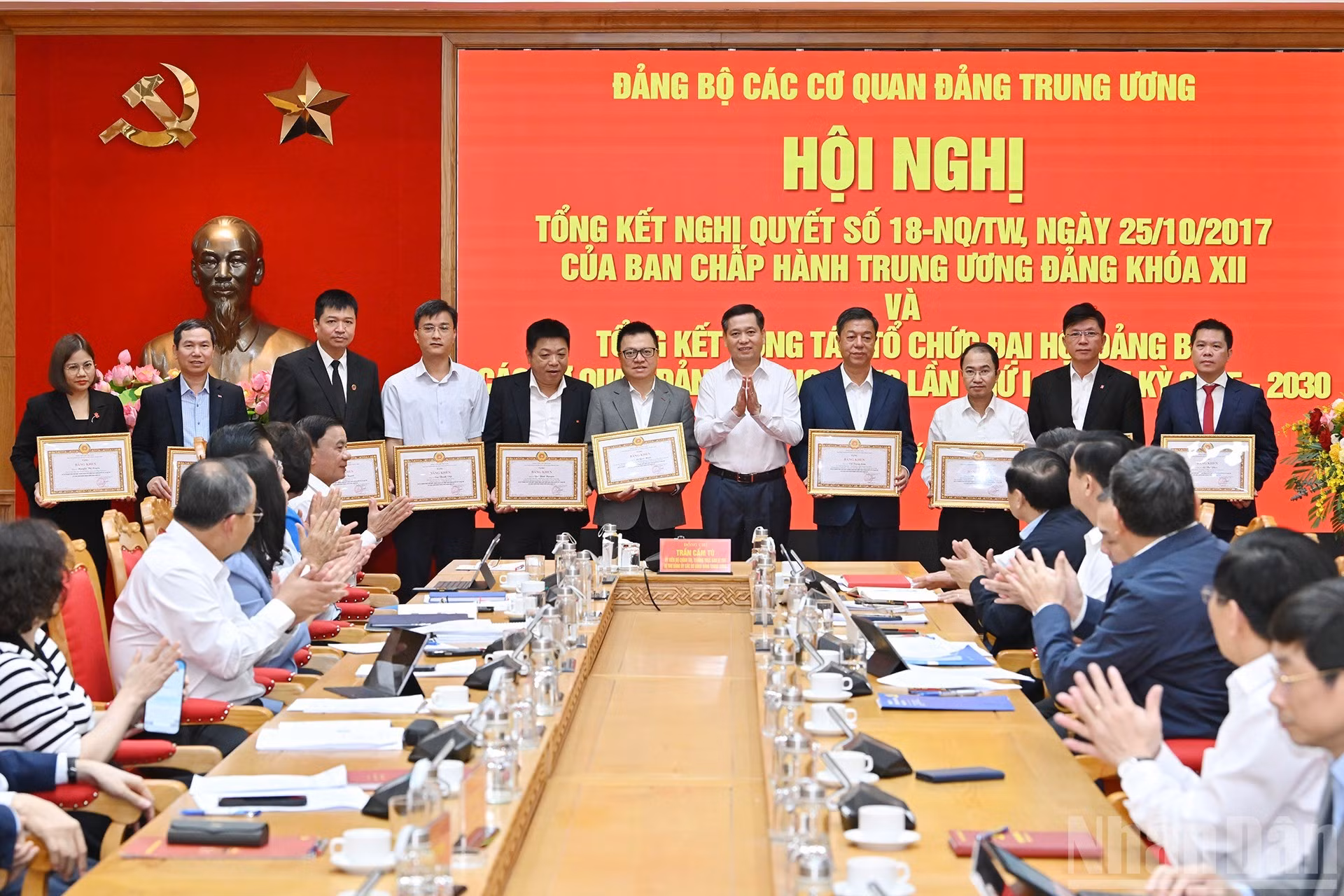 Nguyen Long Hai entrega Certificados de Mérito a los individuos destacados en la implementación de la Resolución 18-NQ/TW.
