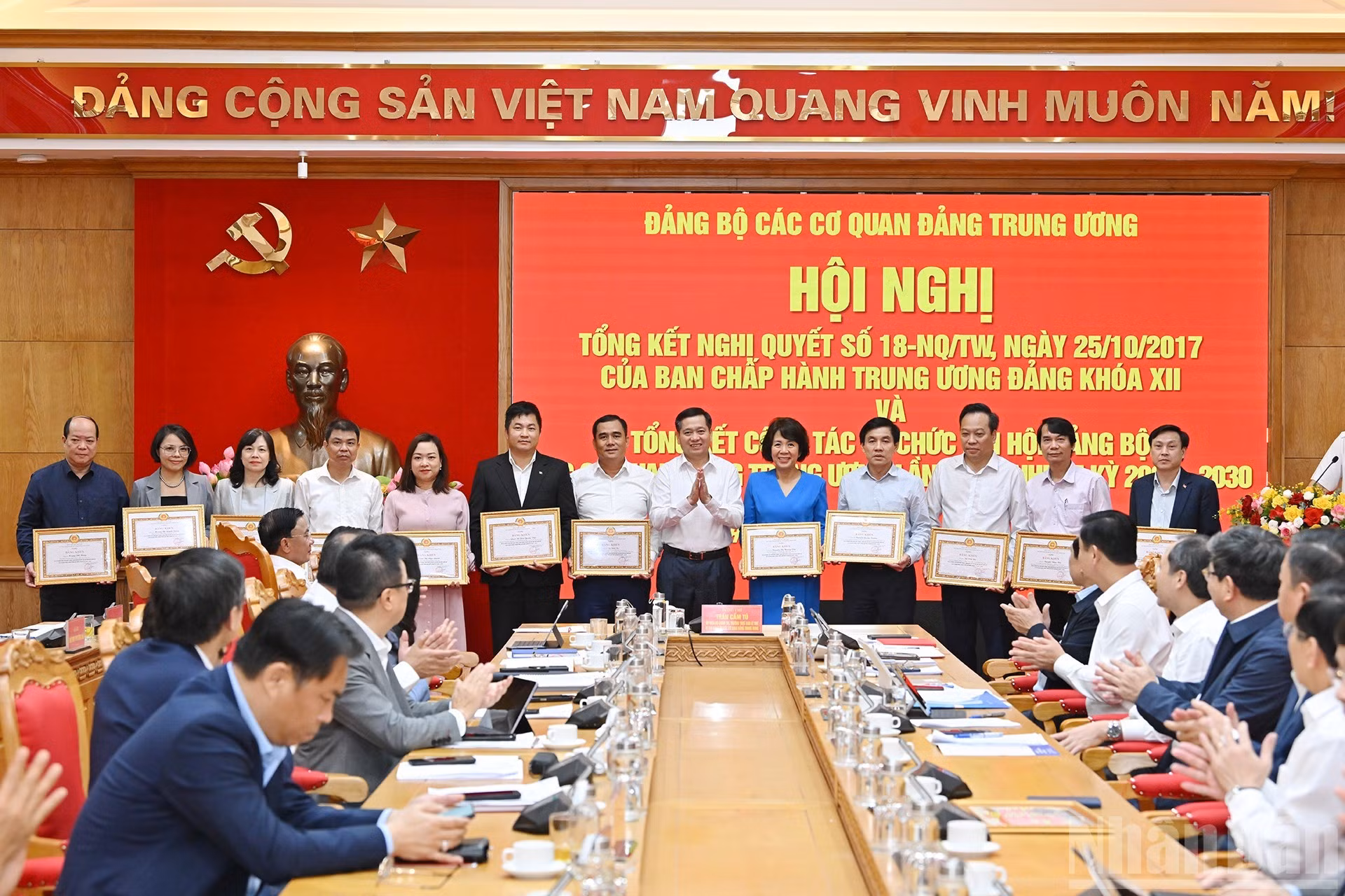 Nguyen Long Hai otorga Certificados de Mérito a los colectivos e individuos destacados en la organización de la Asamblea del Partido.
