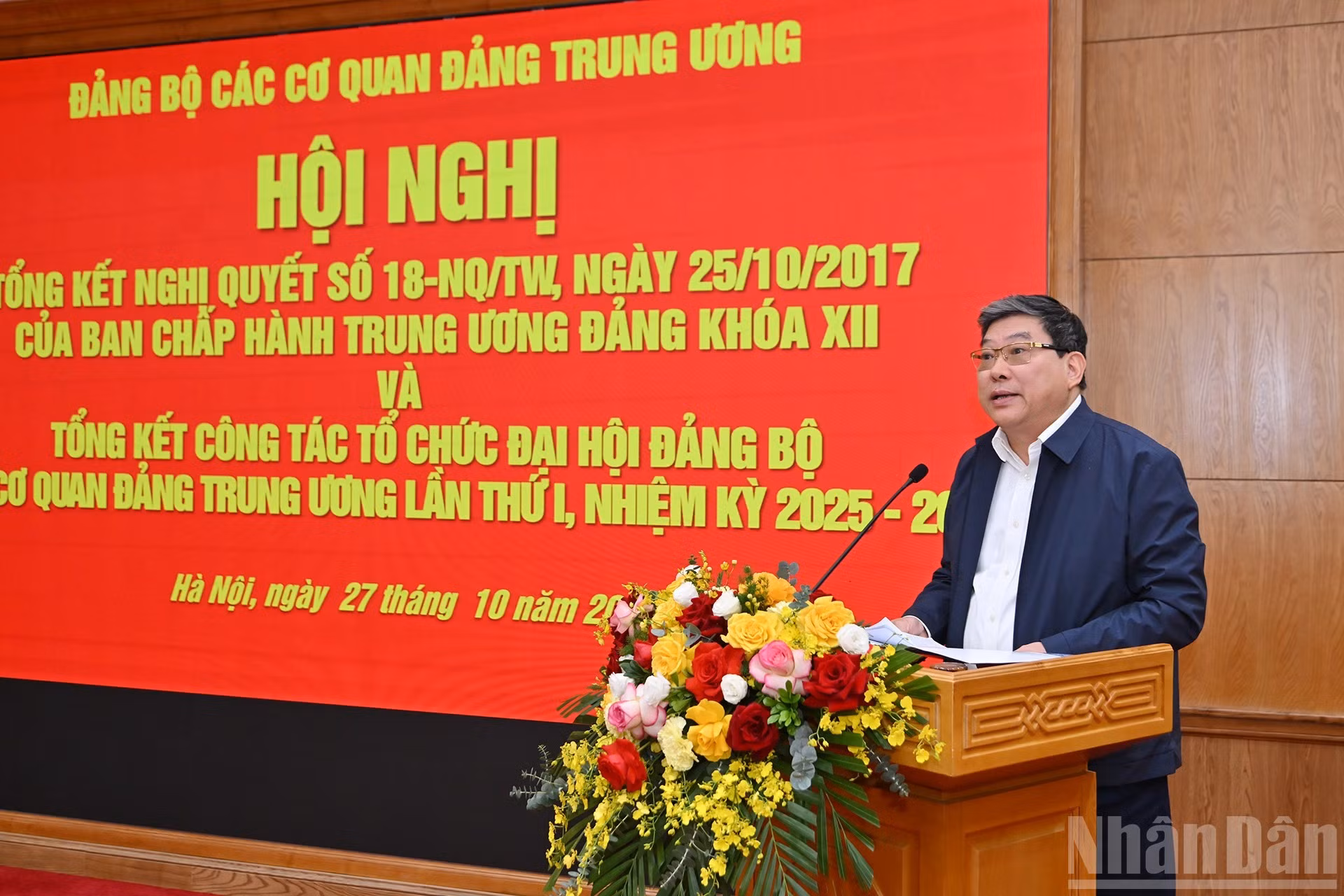 Un representante del Comité del Partido en la Academia Nacional de Política Ho Chi Minh presenta su opinión.