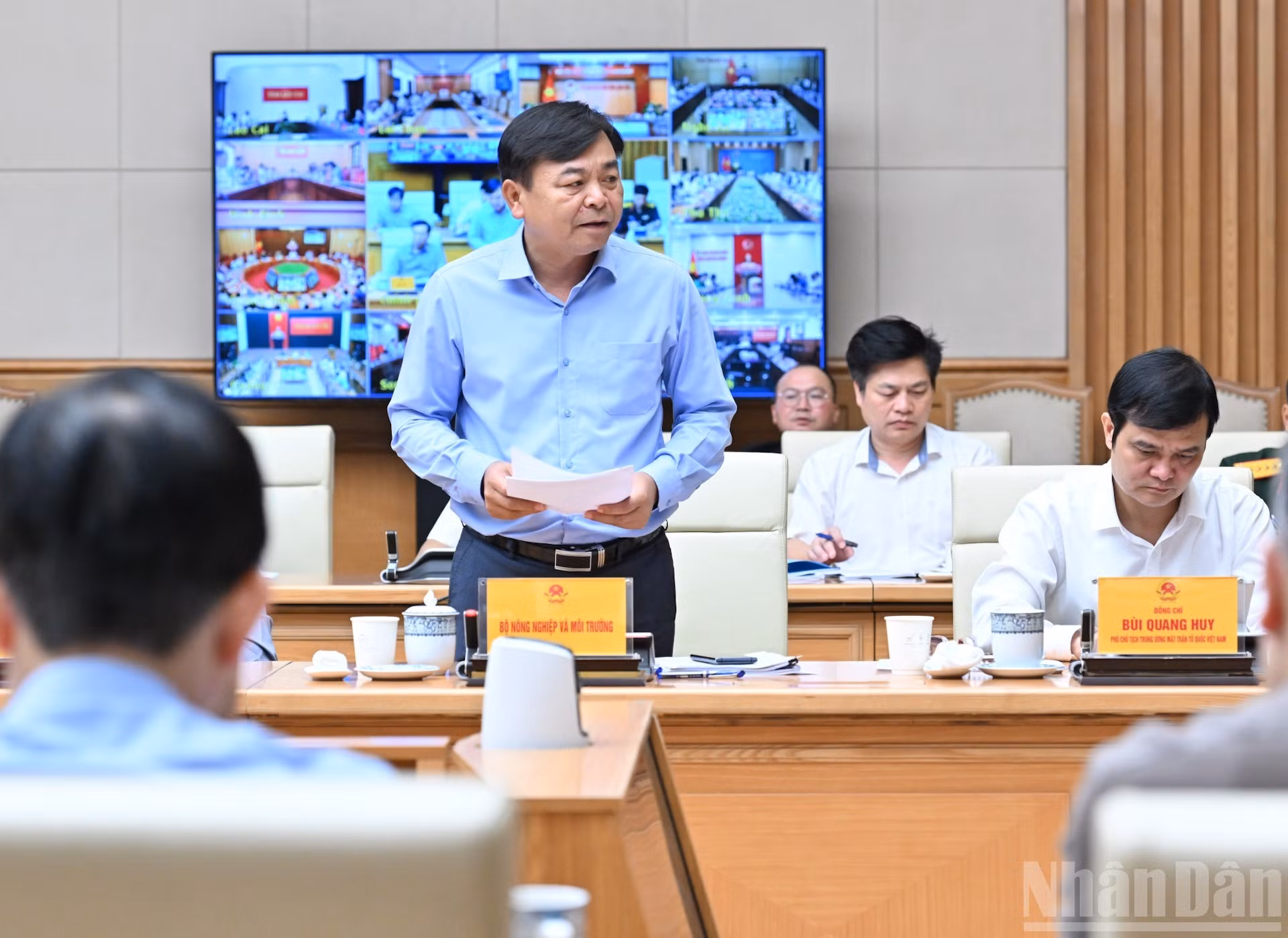 El viceministro de Agricultura y Medio Ambiente Nguyen Hoang Hiep presenta un informe.