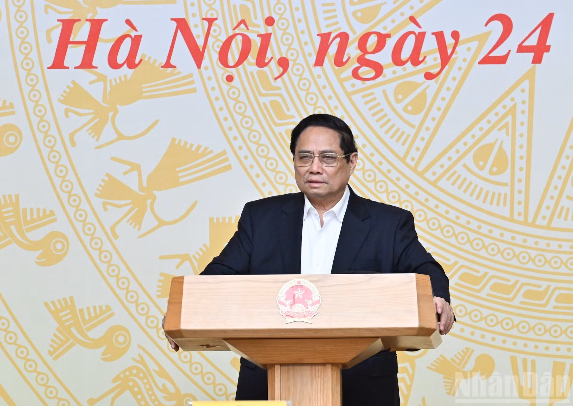 El primer ministro de Vietnam, Pham Minh Chinh, jefe del Comité Directivo Nacional de Defensa Civil, dirige la reunión.