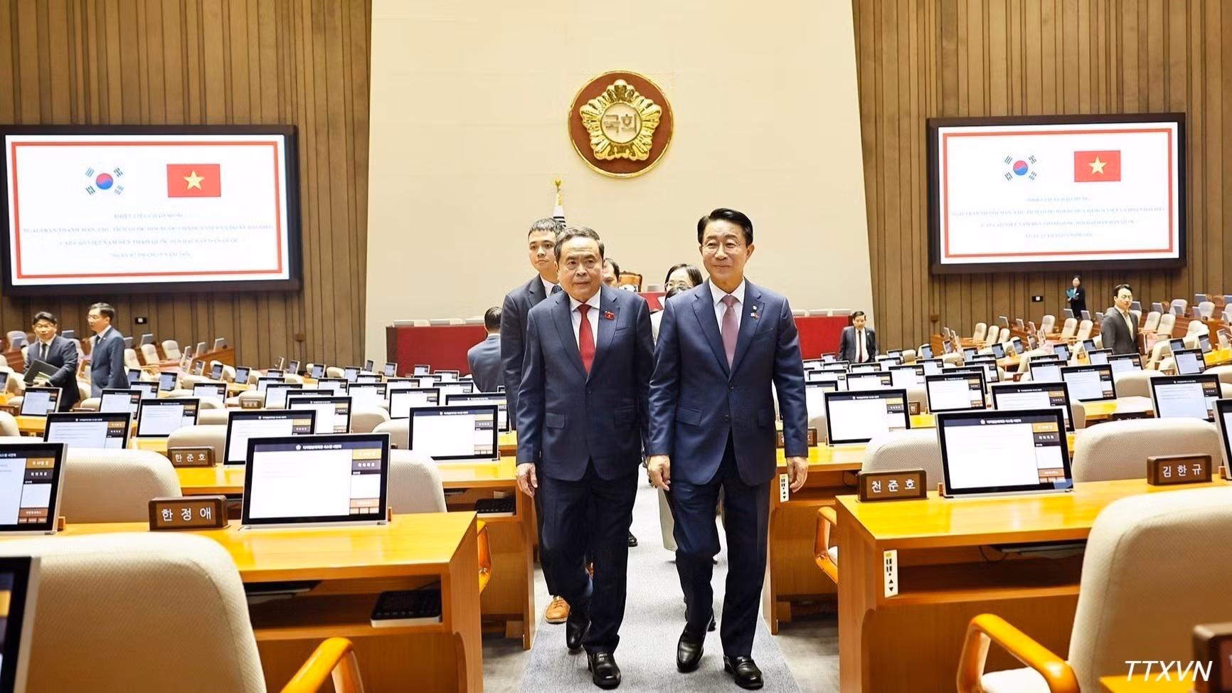 Ambos dirigentes en la sala de reuniones de la Asamblea Nacional de Corea del Sur.