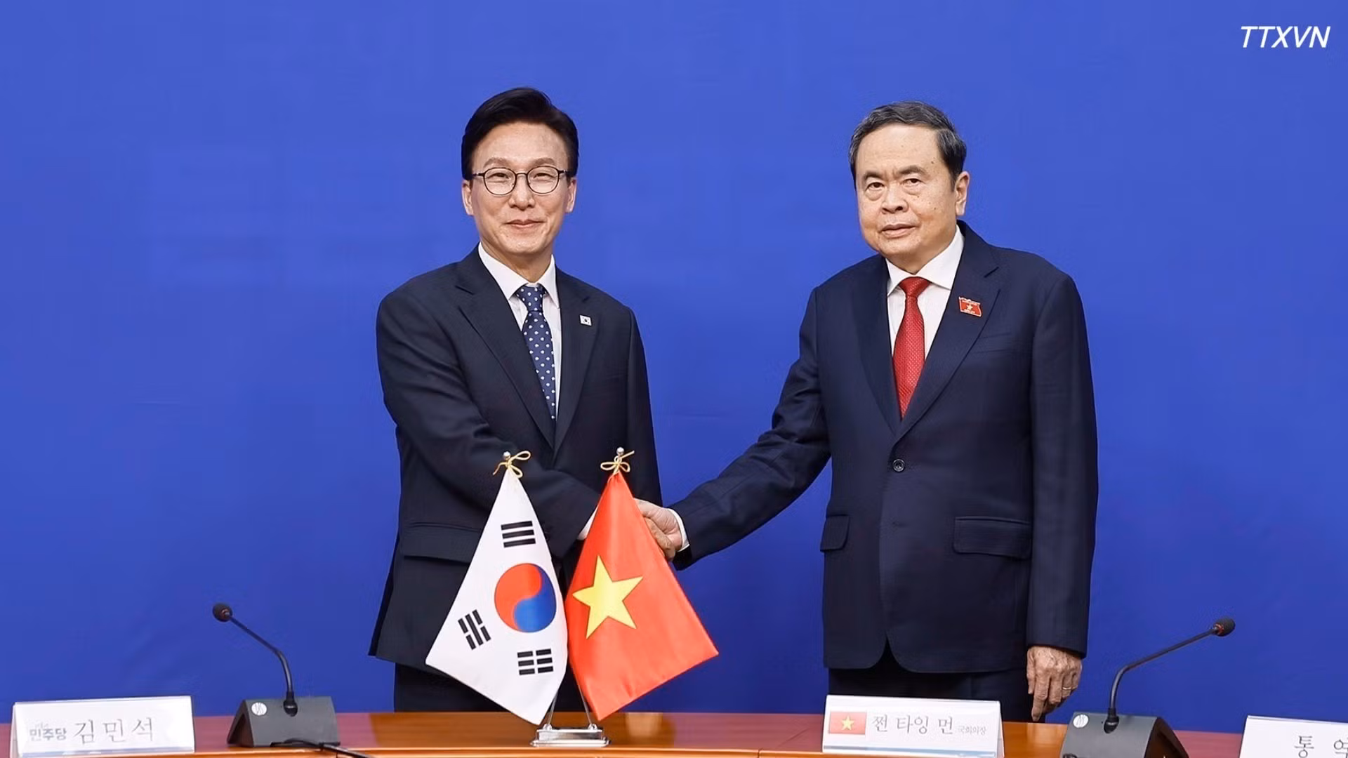 El dirigente legislativo de Vietnam, Tran Thanh Man, y el presidente del Partido Democrático de Corea del Sur, Kim Min Seok.
