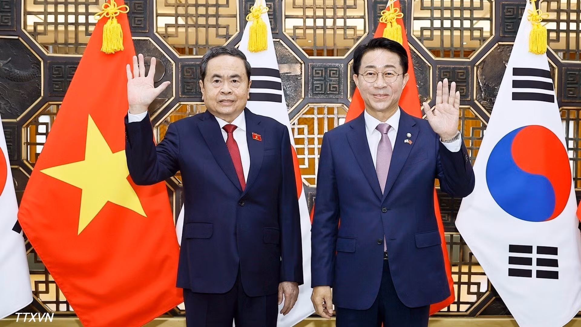 El presidente de la Asamblea Nacional de Vietnam, Tran Thanh Man (a la izquierda), y su par surcoreano, Cho Jeong Sik.