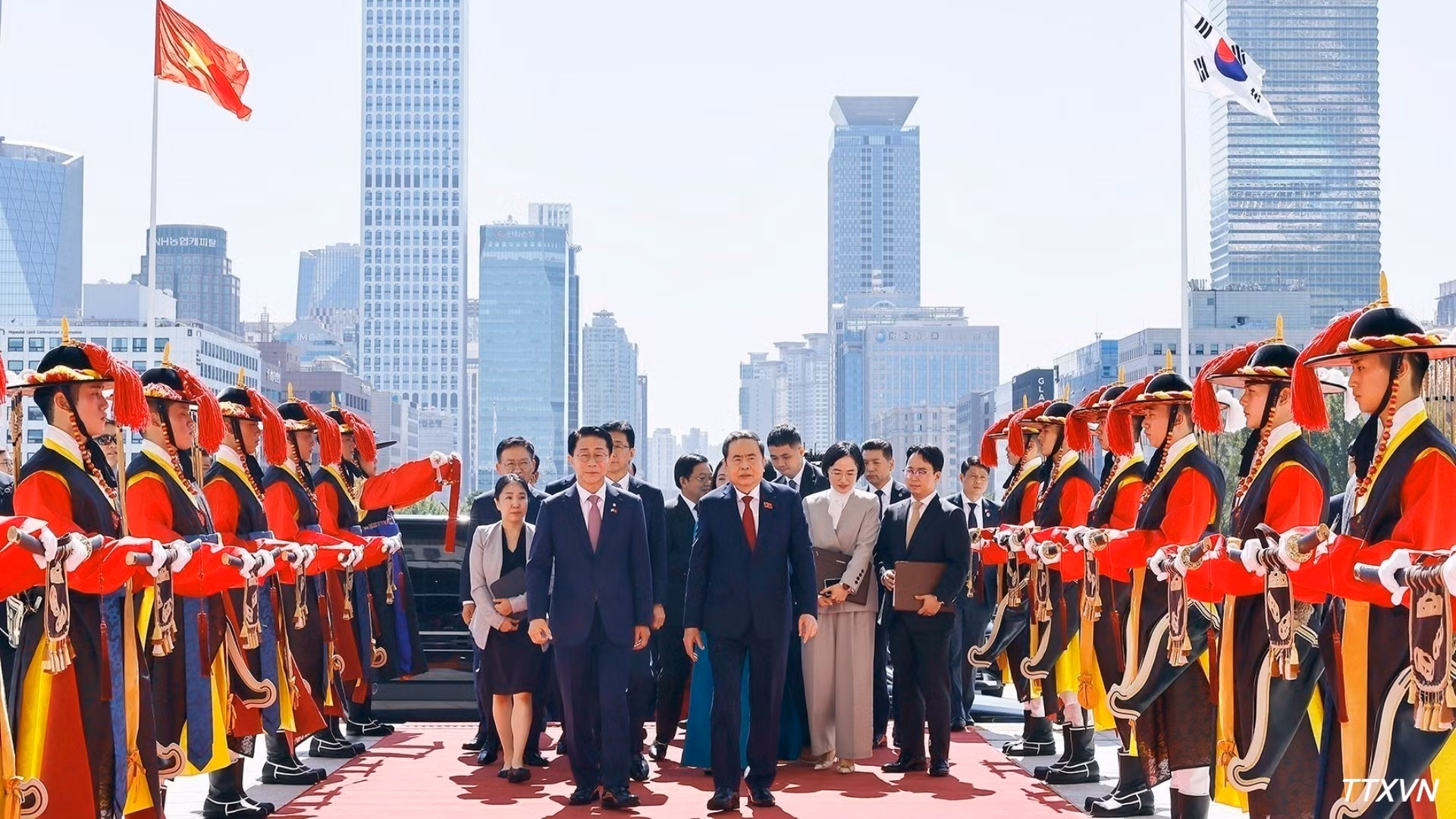 El presidente de la Asamblea Nacional de Corea del Sur, Cho Jeong Sik, presidió hoy la ceremonia de bienvenida con su homólogo vietnamita, Tran Thanh Man, con quien mantuvo una reunión posterior.