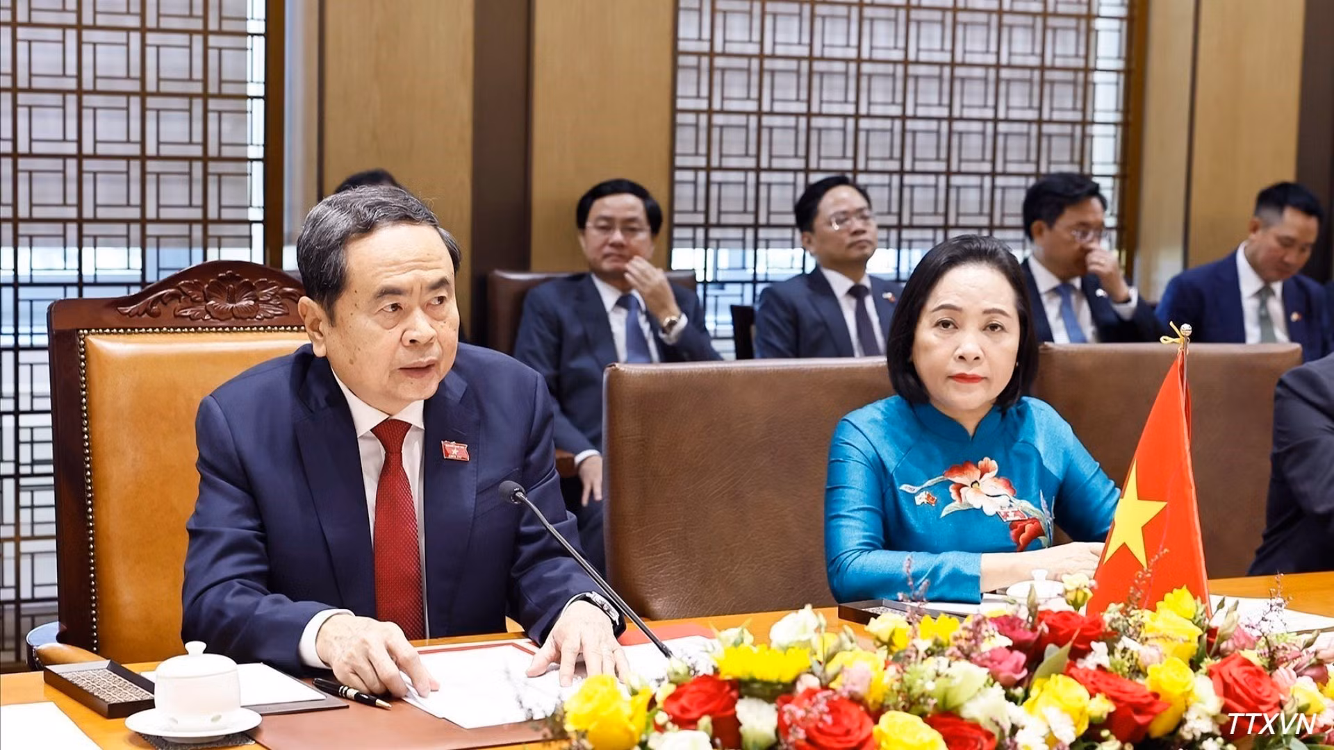 El líder legislativo de Vietnam, Tran Thanh Man, toma la palabra en la reunión.