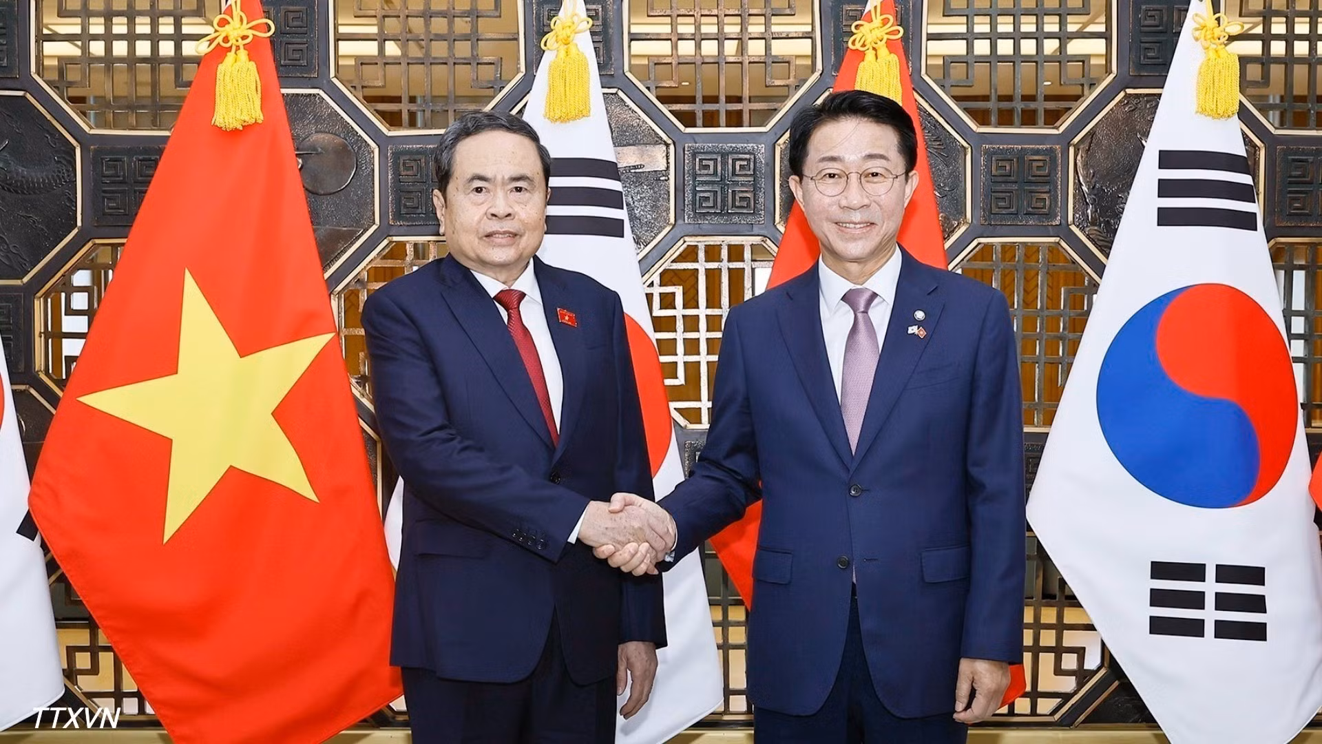 El presidente de la Asamblea Nacional de Vietnam, Tran Thanh Man (a la izquierda), y su par surcoreano, Cho Jeong Sik.