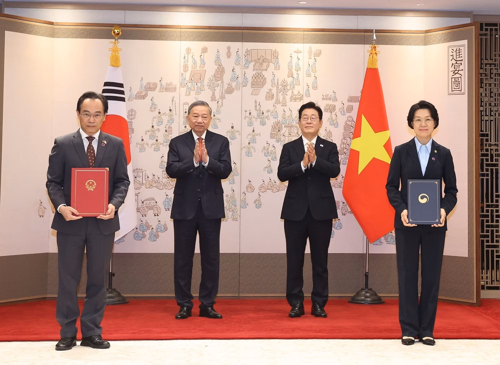 El intercambio de un memorando de entendimiento entre el Ministerio de Educación y Formación de Vietnam y el Ministerio de Educación de Corea del Sur.
