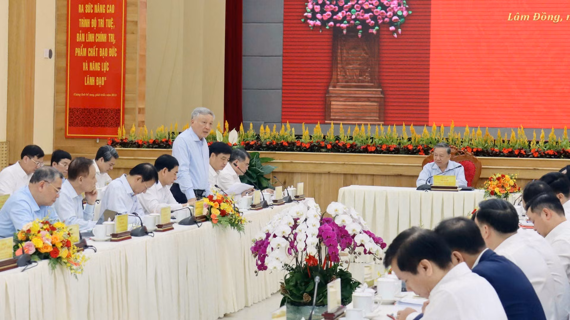 El vicepermier permanente Nguyen Hoa Binh toma la palabra en la reunión.