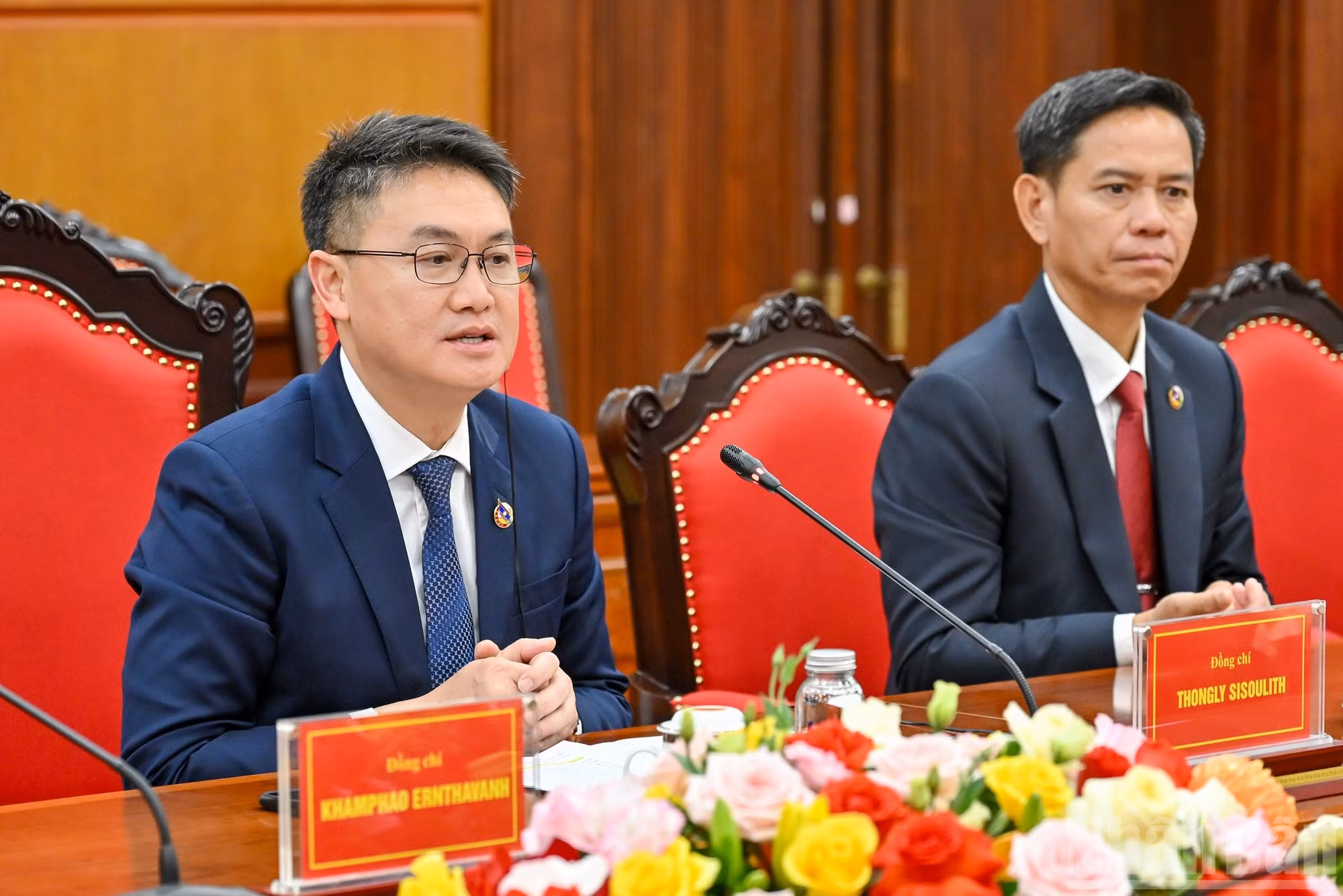 El secretario de la Unión de la Juventud Revolucionaria de Laos, Thongly Sisoulith, habla en el encuentro.