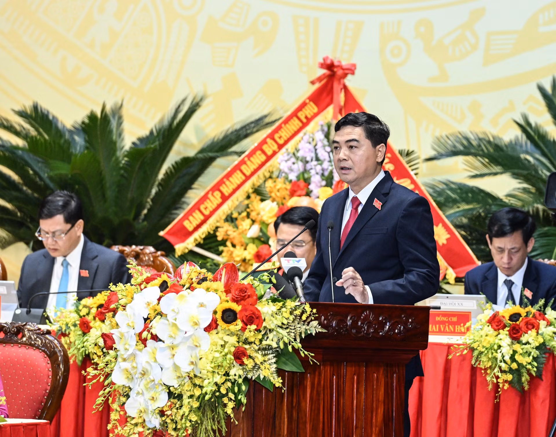 El presidente del Comité Popular de Thanh Hoa, Nguyen Hoai Anh, pronuncia un discurso.