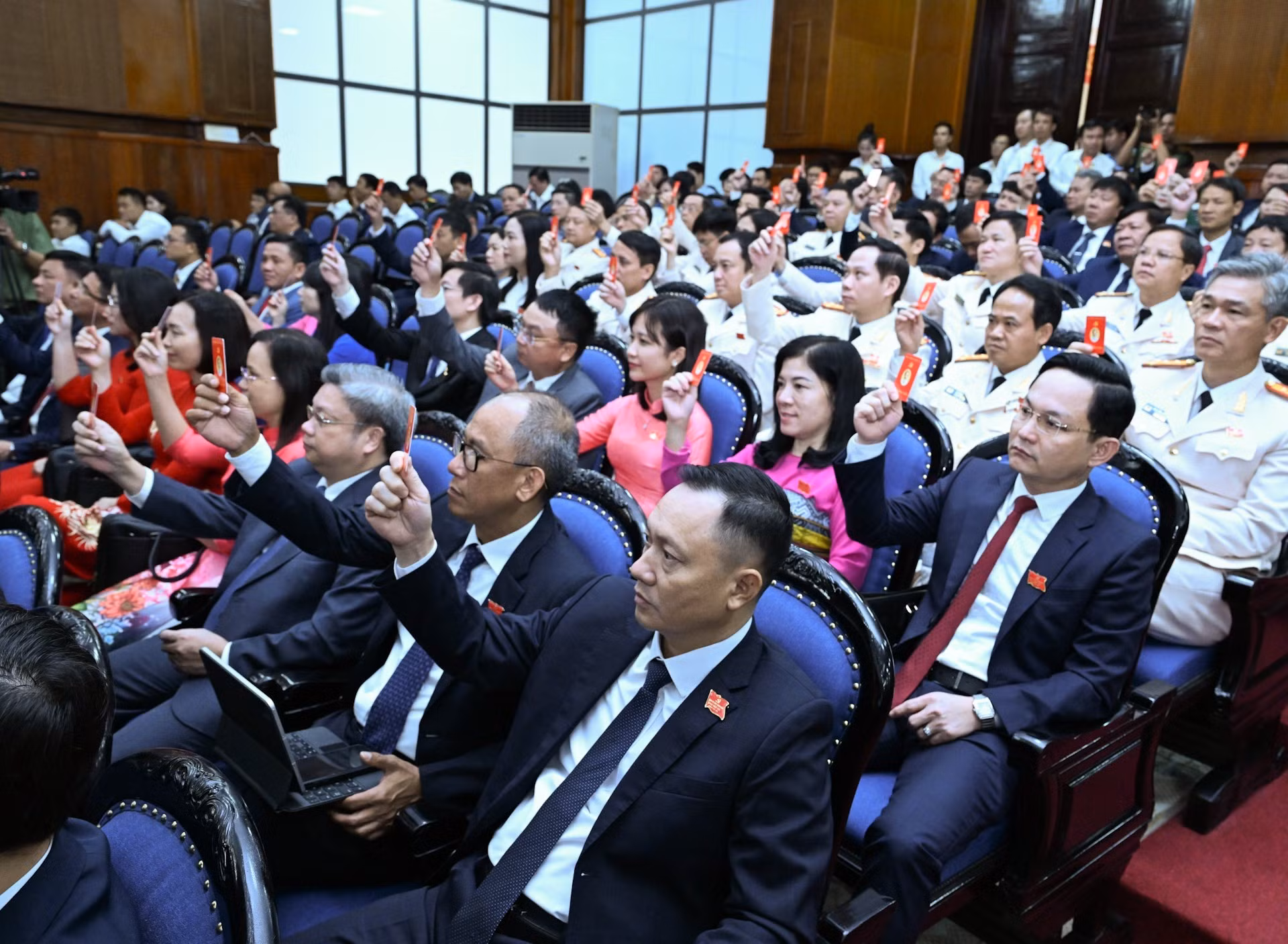 Los delegados votan por aprobar la agenda del evento.