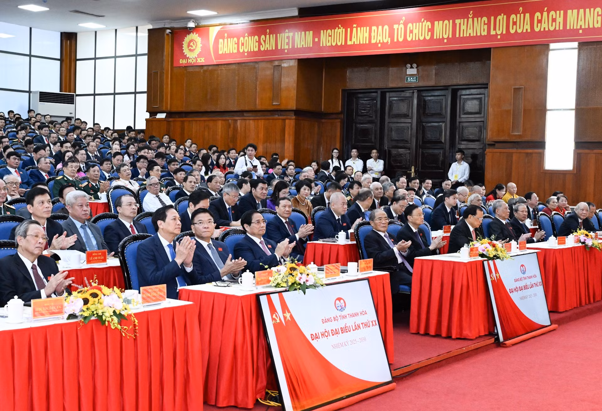 El premier Pham Minh Chinh y dirigentes y exlíderes del Partido y del Estado acuden a la Asamblea.