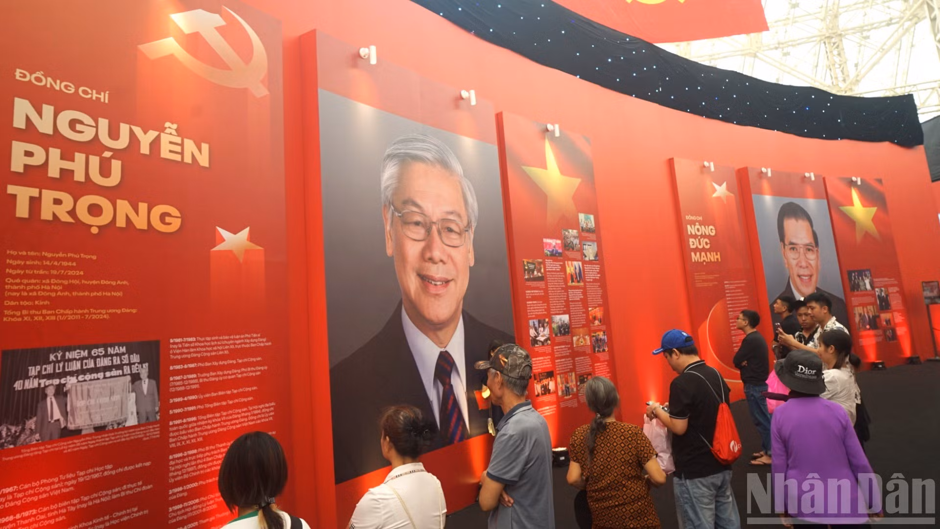Muchos visitantes muestran interés por conocer más sobre los secretarios generales del Partido Comunista de Vietnam a lo largo del tiempo, cuyas imágenes y documentos se exhiben en la exposición.