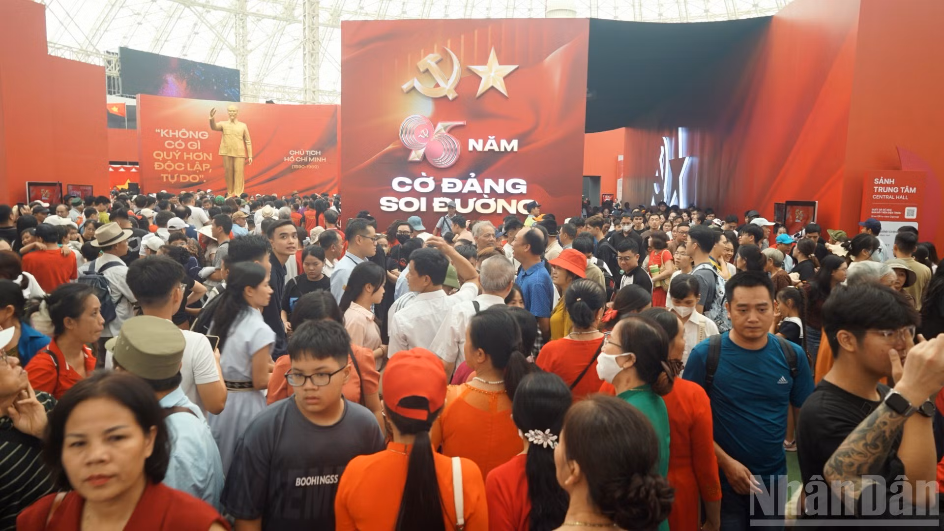 El área de exhibición “95 años de la bandera del Partido iluminando el camino”, con sus vibrantes tonos rojos, capta la atención de los visitantes desde la entrada.