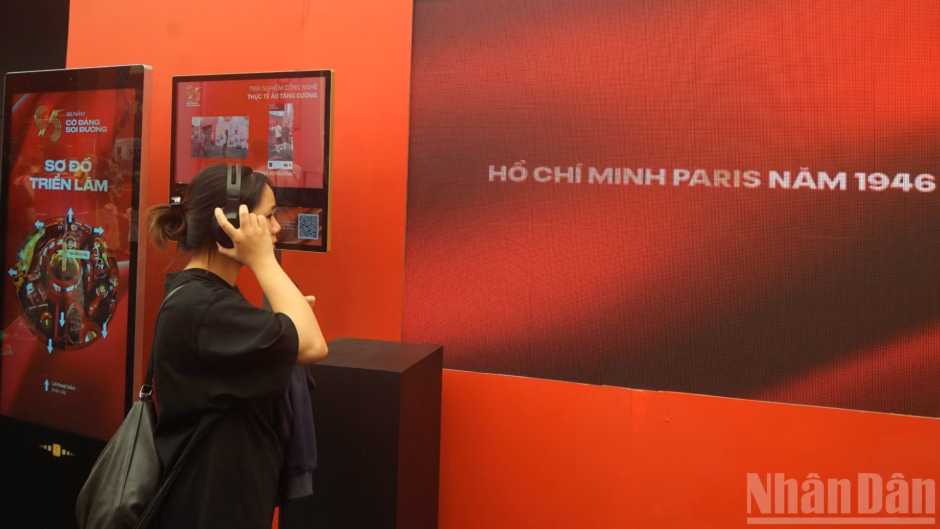 Los visitantes experimentan las tecnologías interactivas digitales para descubrir el recorrido de los 95 años de la bandera del Partido guiando el camino.