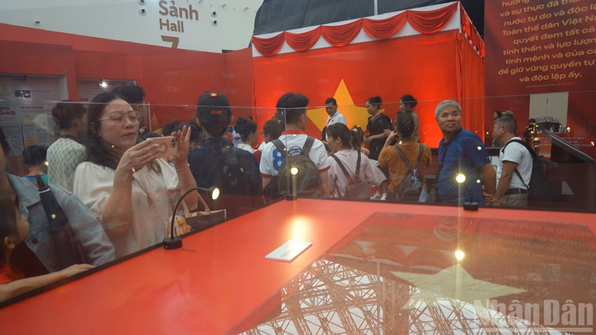 El área de exposición de objetos históricos también despierta el interés de los visitantes, quienes desean conocer más sobre la epopeya de la Revolución vietnamita.