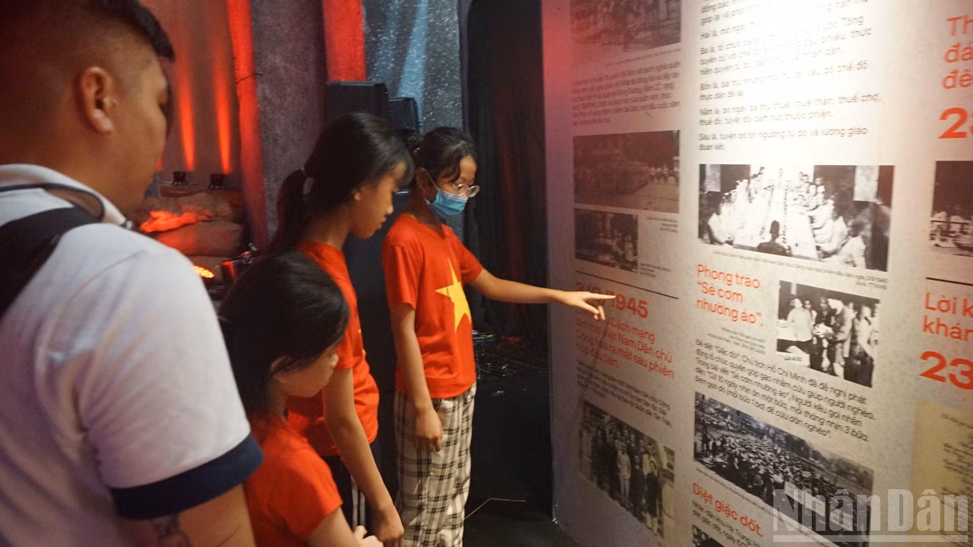 Niños acompañados por sus padres exploran con entusiasmo la exposición y aprenden de manera vívida sobre la historia nacional.