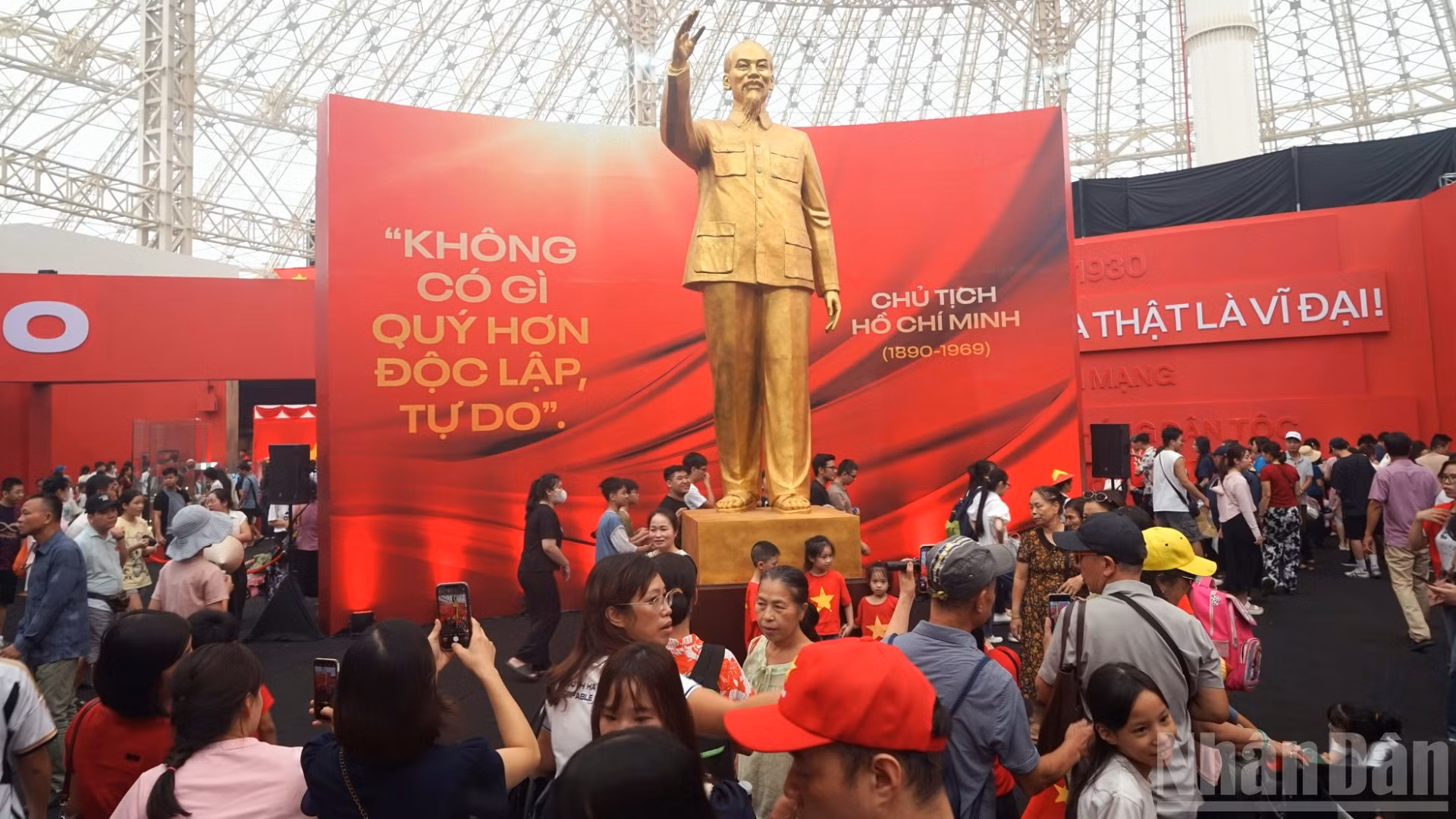 Los visitantes abarrotan la sala de exposiciones. En los últimos días, el Centro de Exposiciones de Vietnam ha recibido un gran número de personas que han acudido a verla, especialmente los fines de semana.
