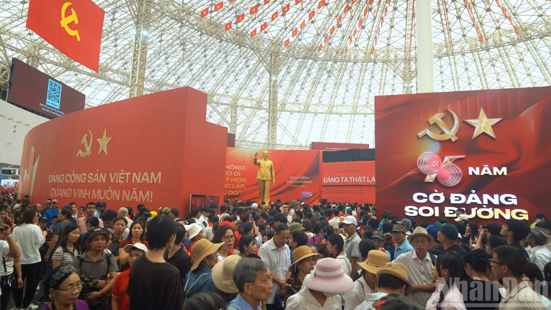 En el exterior del recinto se ven largas filas de personas esperando para entrar y visitar la exposición.