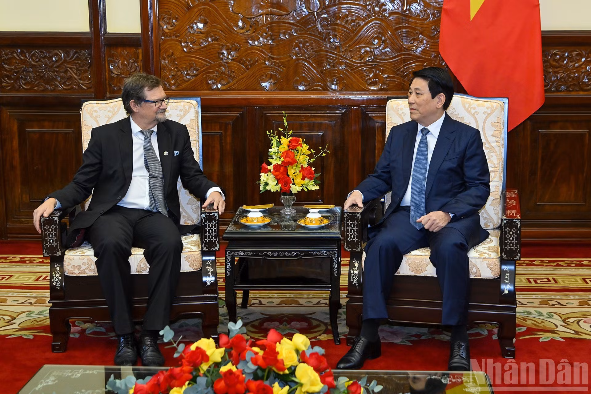 El jefe de Estado vietnamita, Luong Cuong, conversa con el embajador finlandés, Pekka Voutilainen.