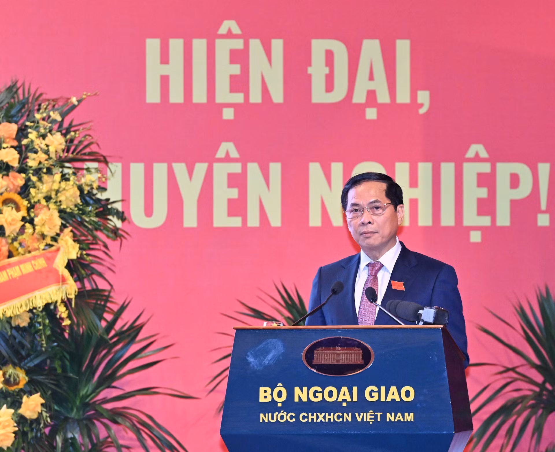 El vicepremier y canciller Bui Thanh Son pronuncia un discurso inaugural.