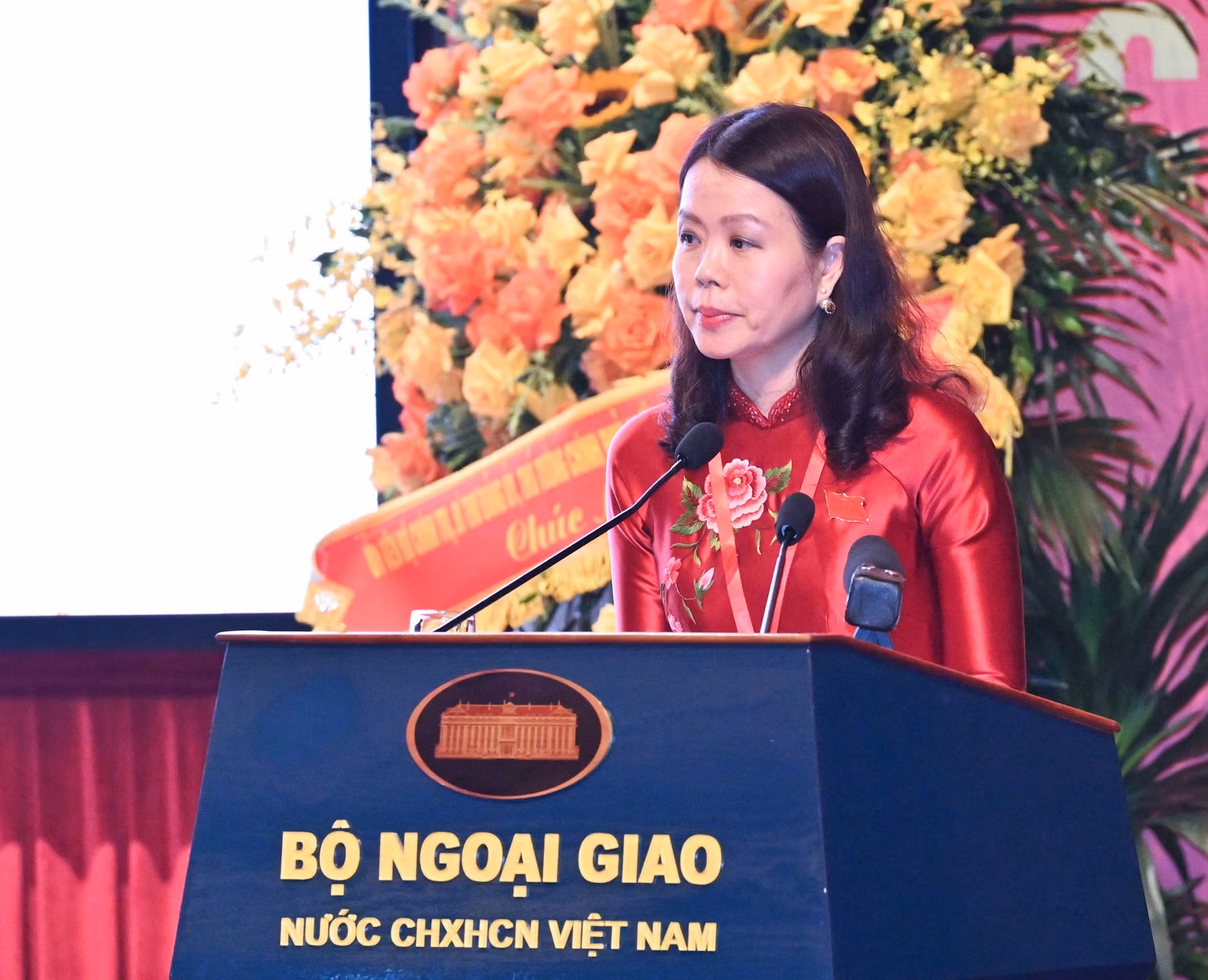 La viceministra de Relaciones Exteriores Nguyen Minh Hang habla en la cita.