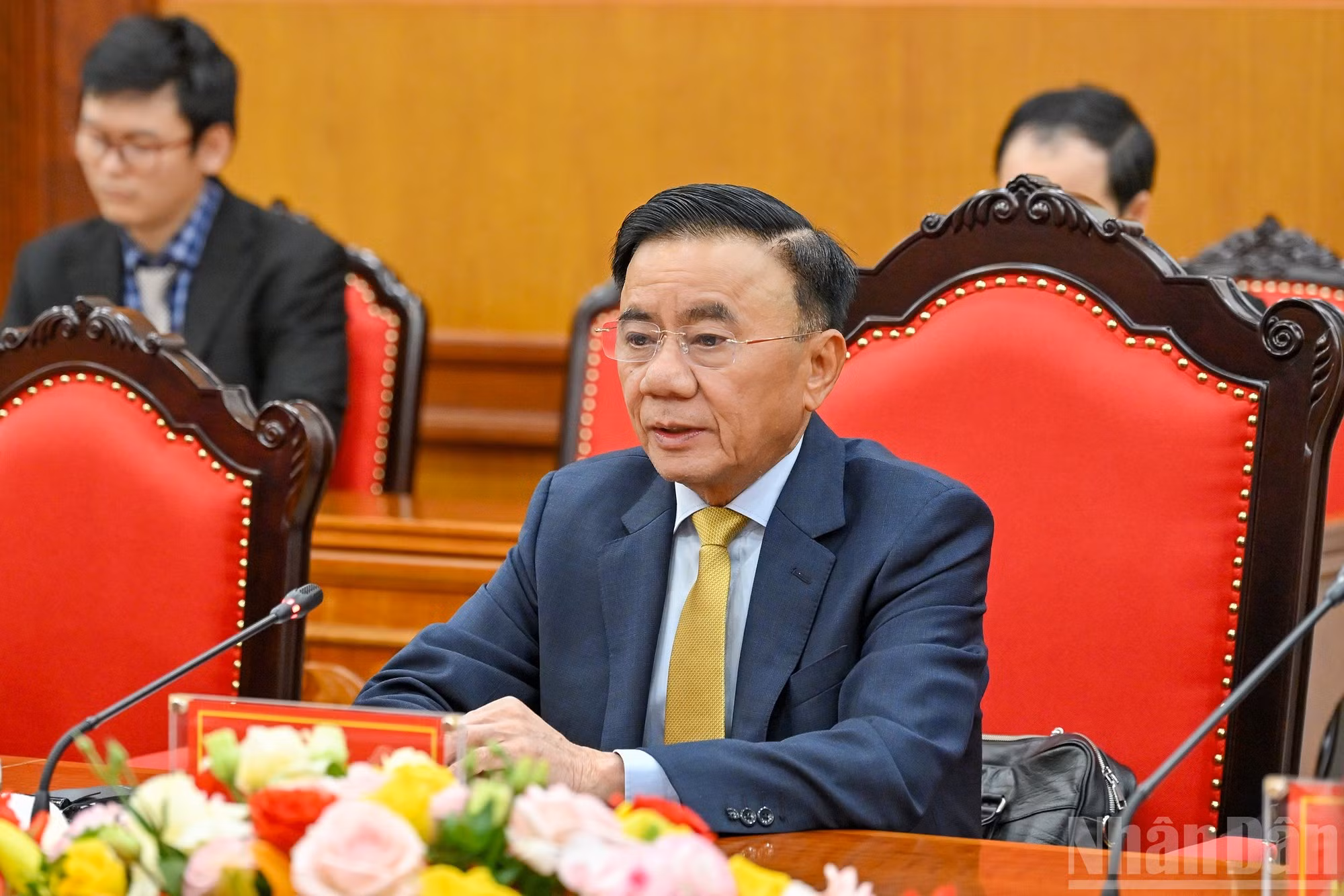 El permanente del Secretariado del Comité Central del Partido Comunista de Vietnam, Tran Cam Tu, toma la palabra en la cita.