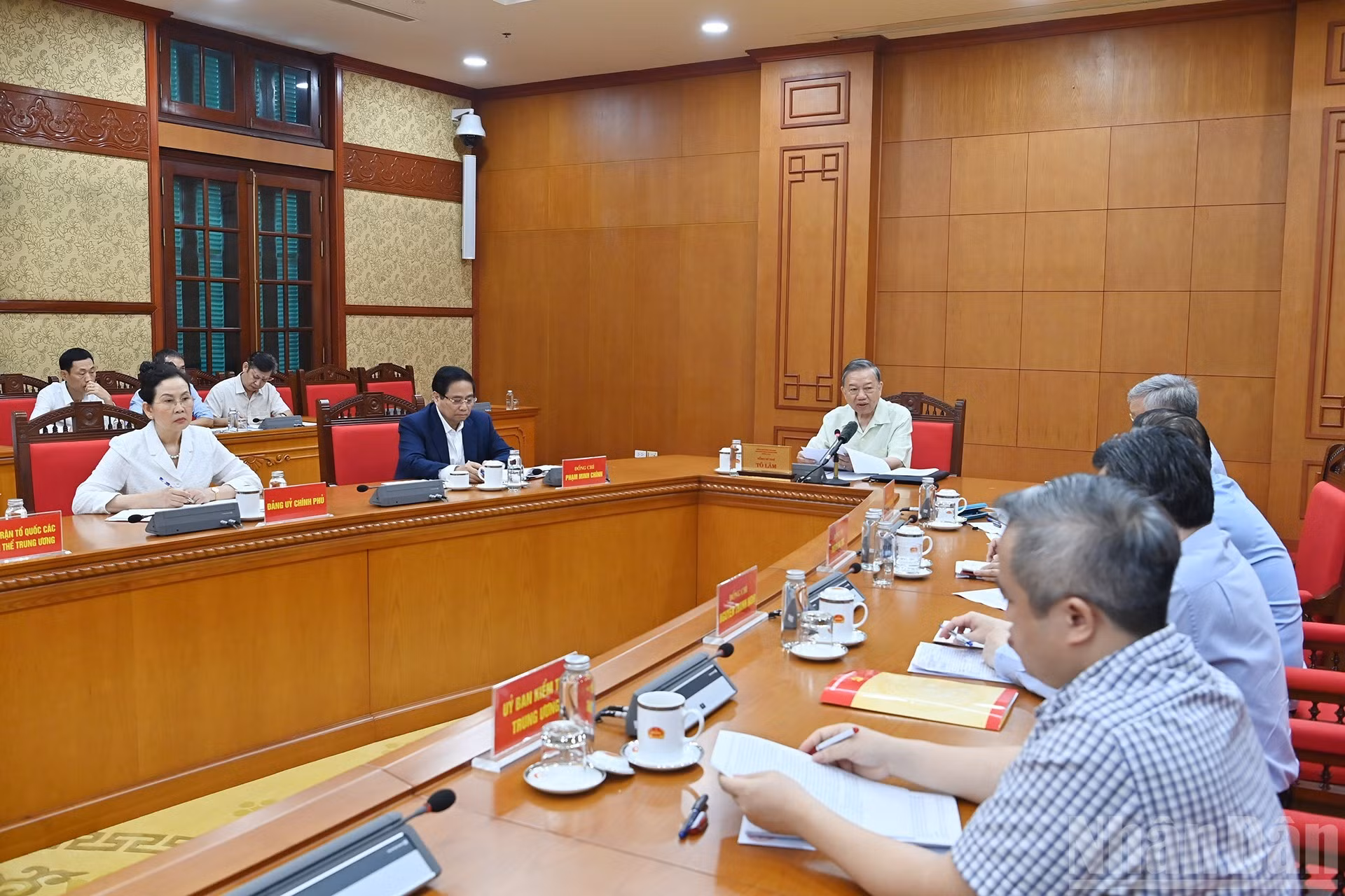 El secretario general To Lam y el premier Pham Minh Chinh asisten a la reunión.