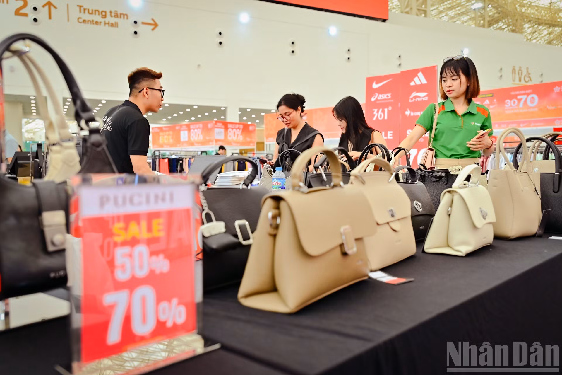 Los stands de moda atraen a una gran multitud de visitantes.