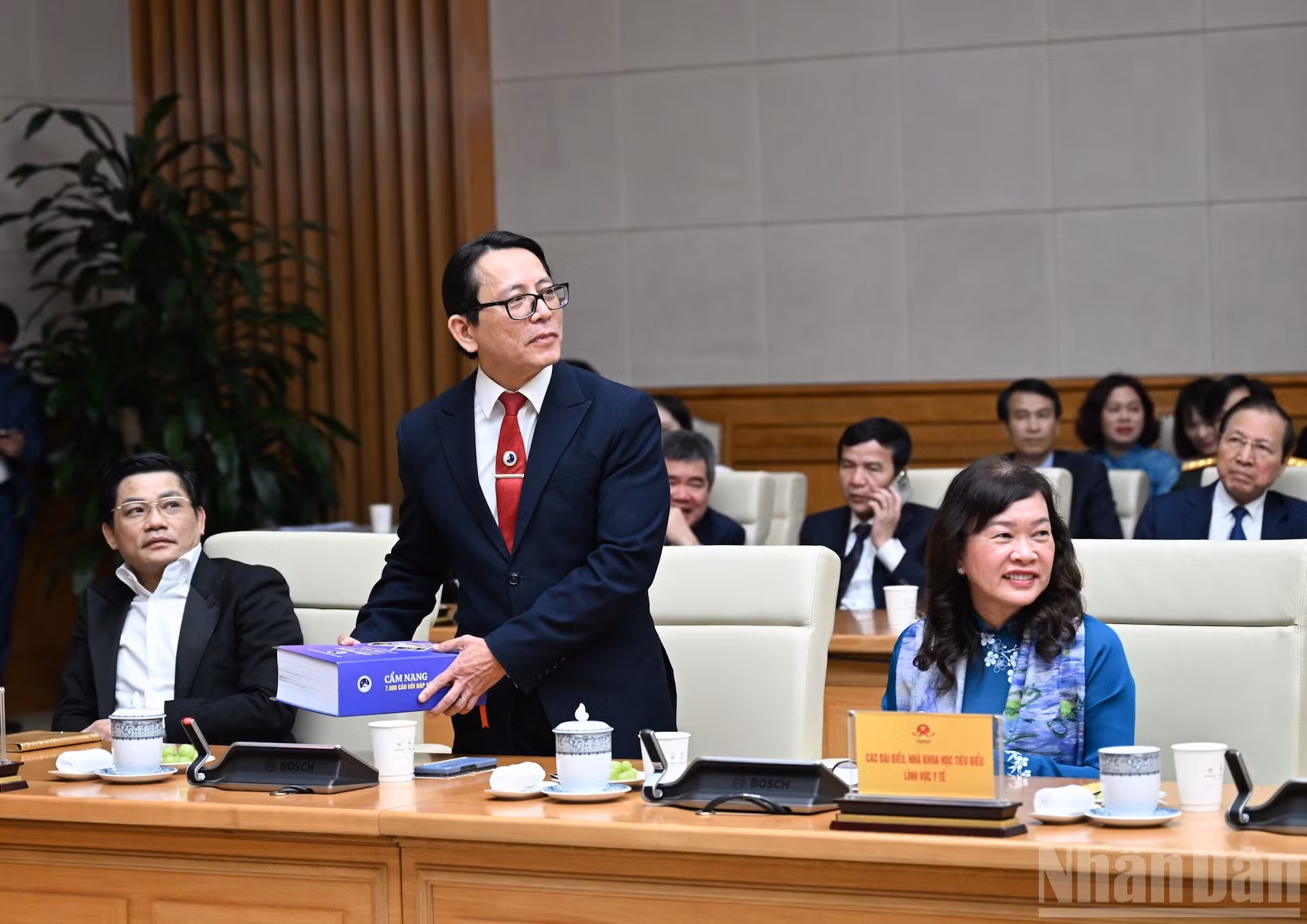 El profesor y doctor Duong Quy Sy, presidente del Consejo del Colegio de Medicina de Lam Dong, habla en el encuentro.