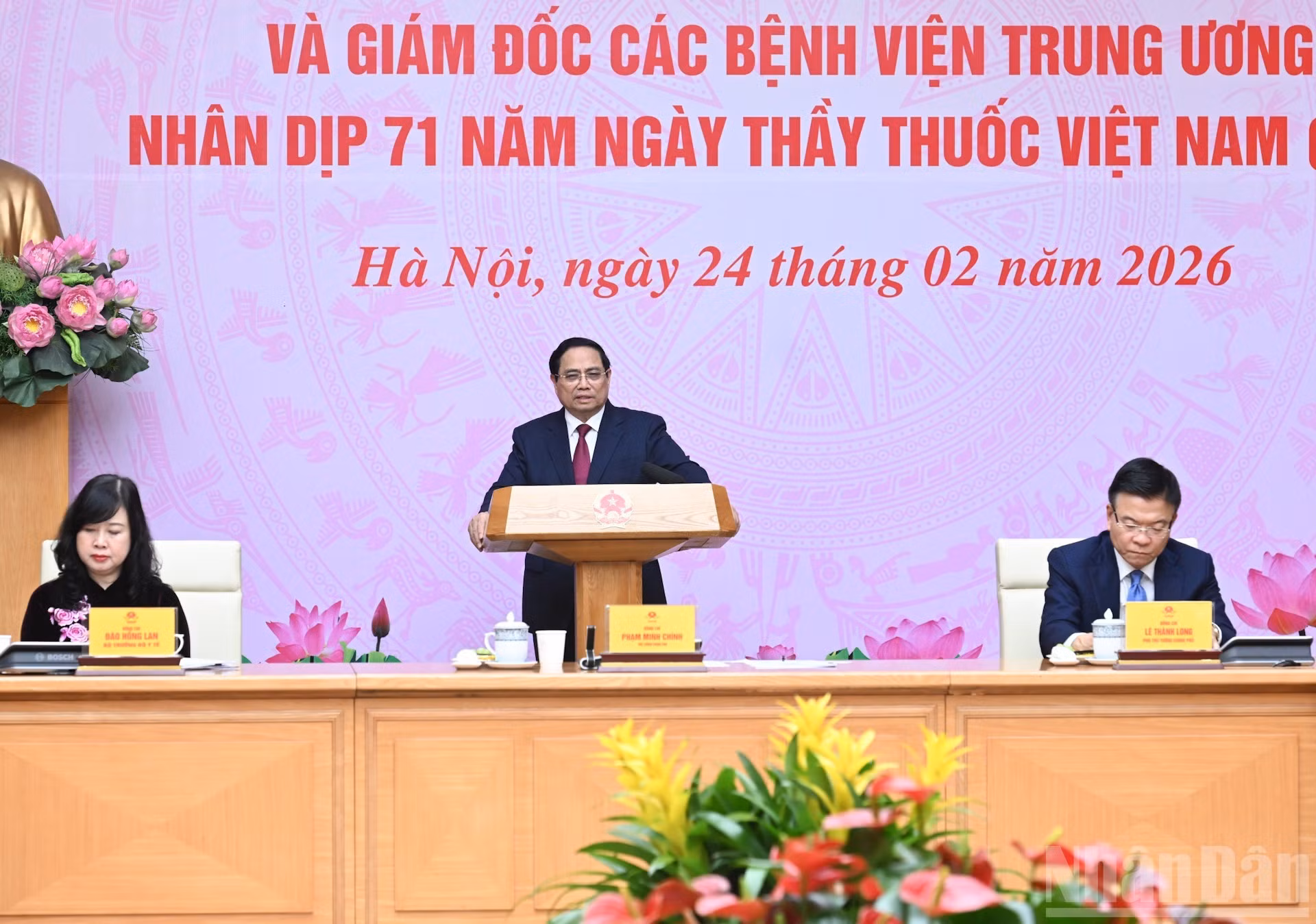 El primer ministro Pham Minh Chinh interviene en el encuentro con científicos destacados del país.