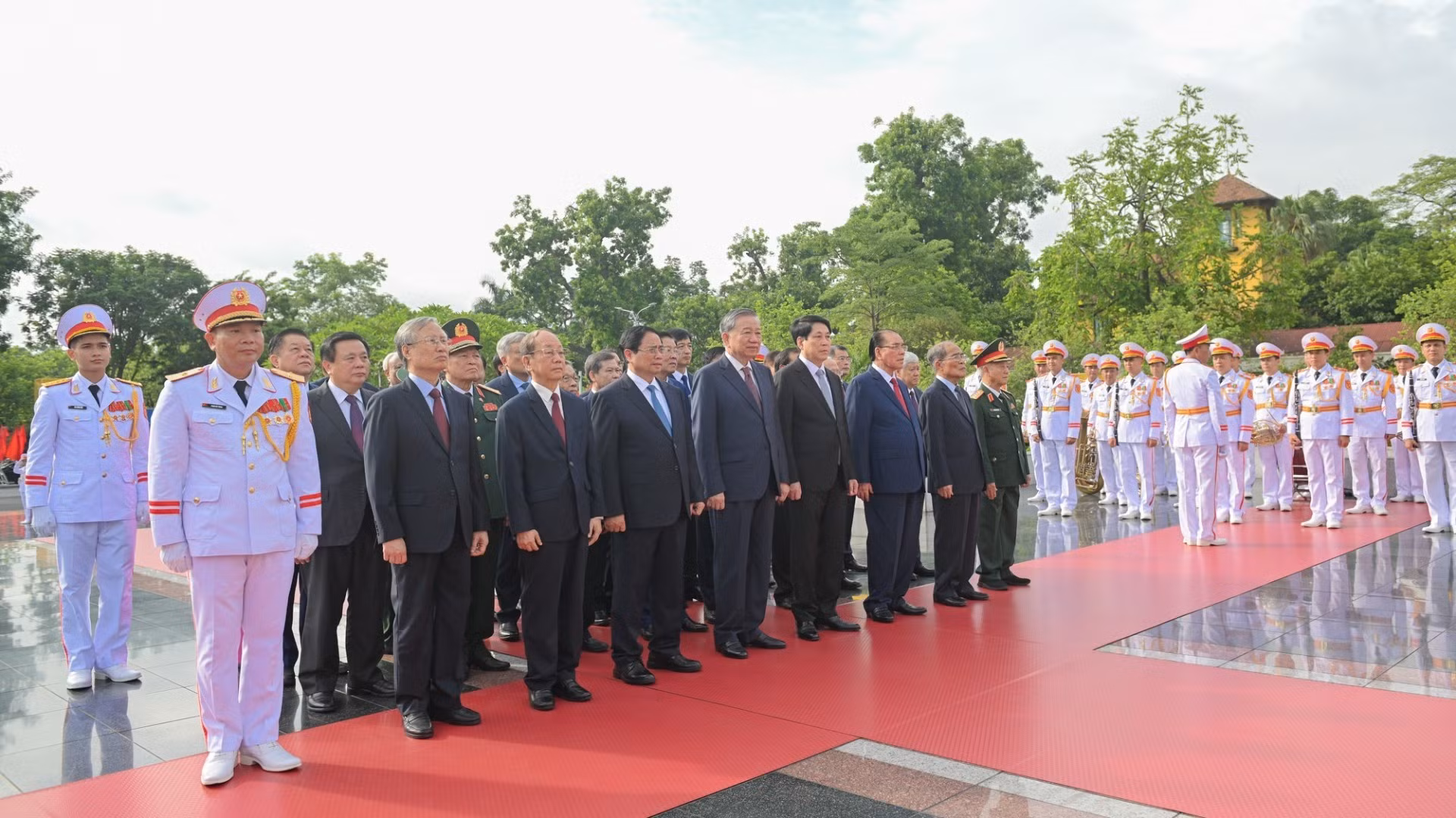 Dirigentes y exlíderes del Partido y Estado homenajean a los mártires.