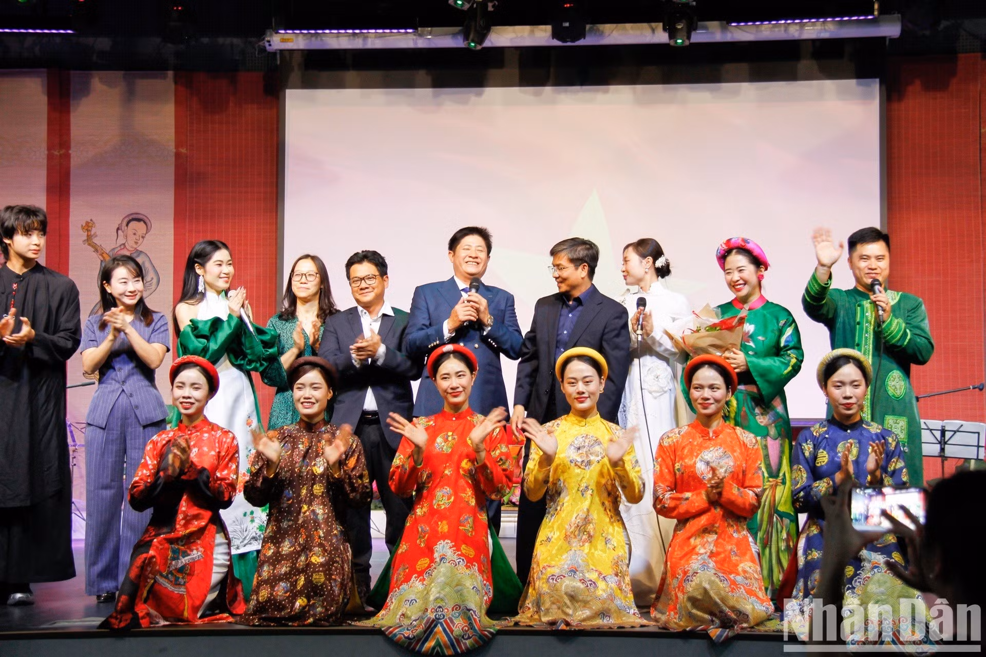 Los artistas del Teatro Nacional de Música y Danza de Vietnam y el público entonan la canción "Nhu co bac Ho trong ngay vui dai thang" (Como si el Tío Ho estuviera aquí en el gran día de la victoria).