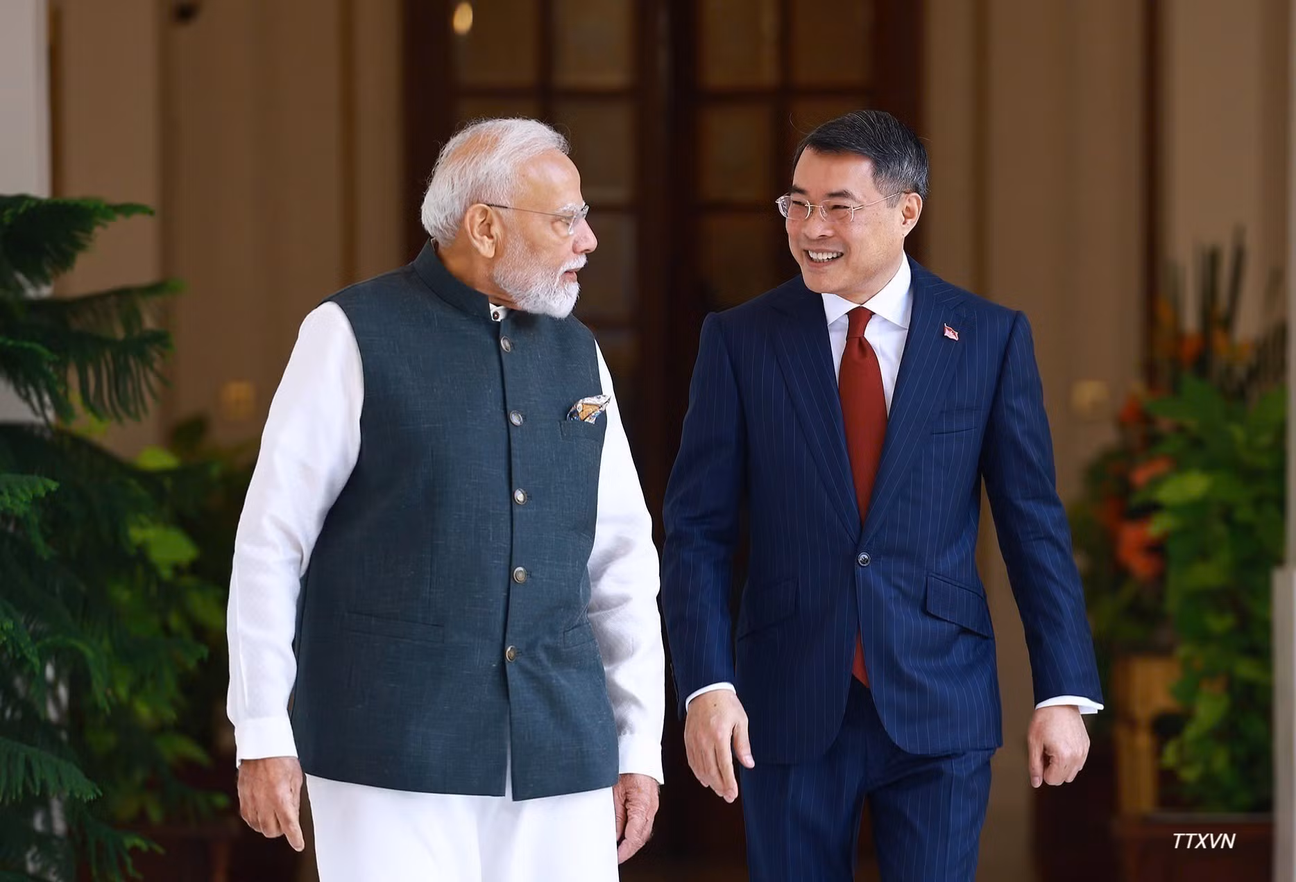 El primer ministro de la India, Narendra Modi, recibe a su par vietnamita, Le Minh Hung.