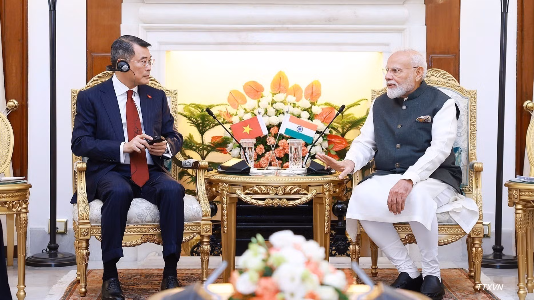 El premier vietnamita Le Minh Hung conversa con su homólogo indio, Narendra Modi.