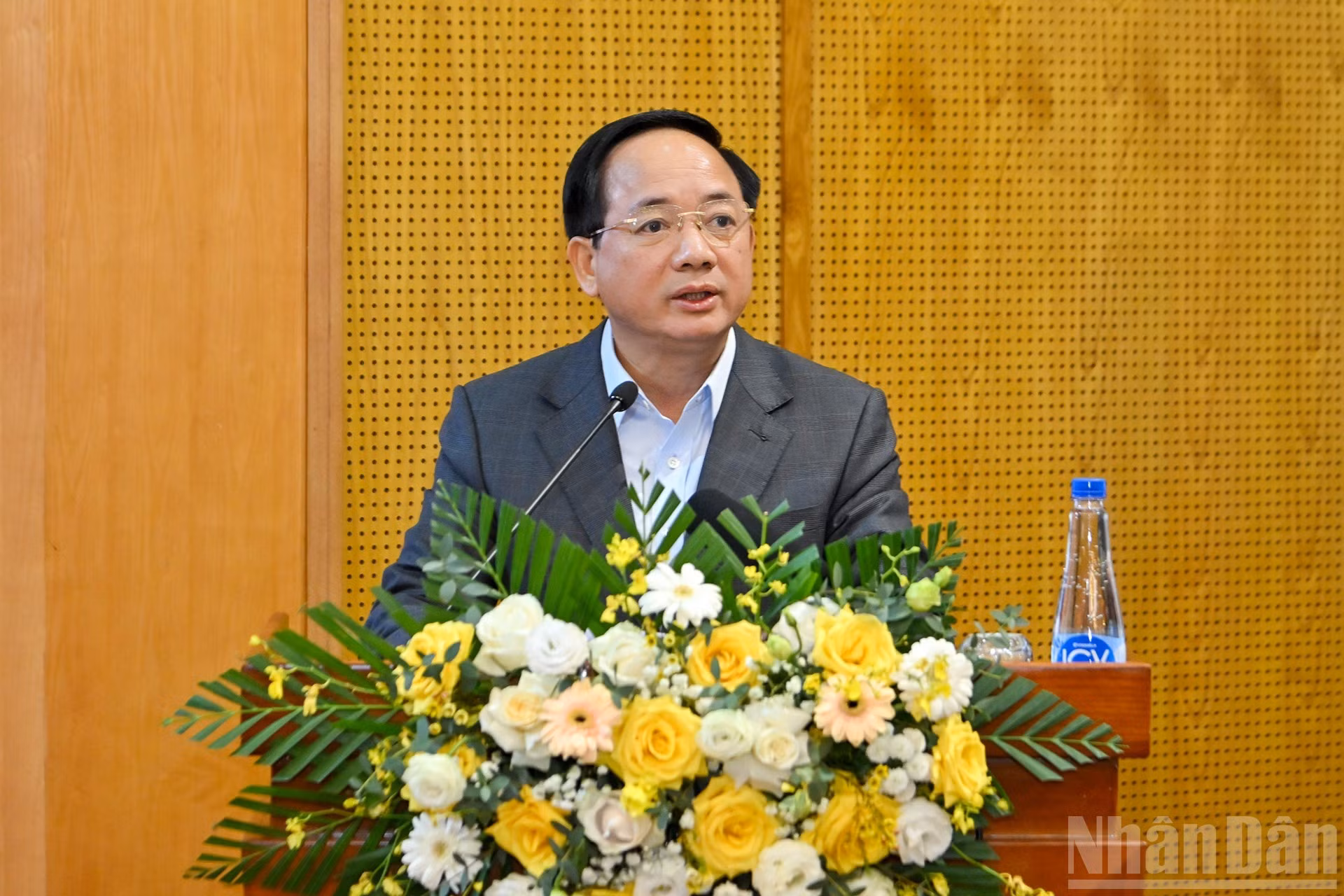 El jefe de la Comisión de Propaganda y Movilización de Masas del Comité Central del PCV, Trinh Van Quyet, habla en la conferencia.