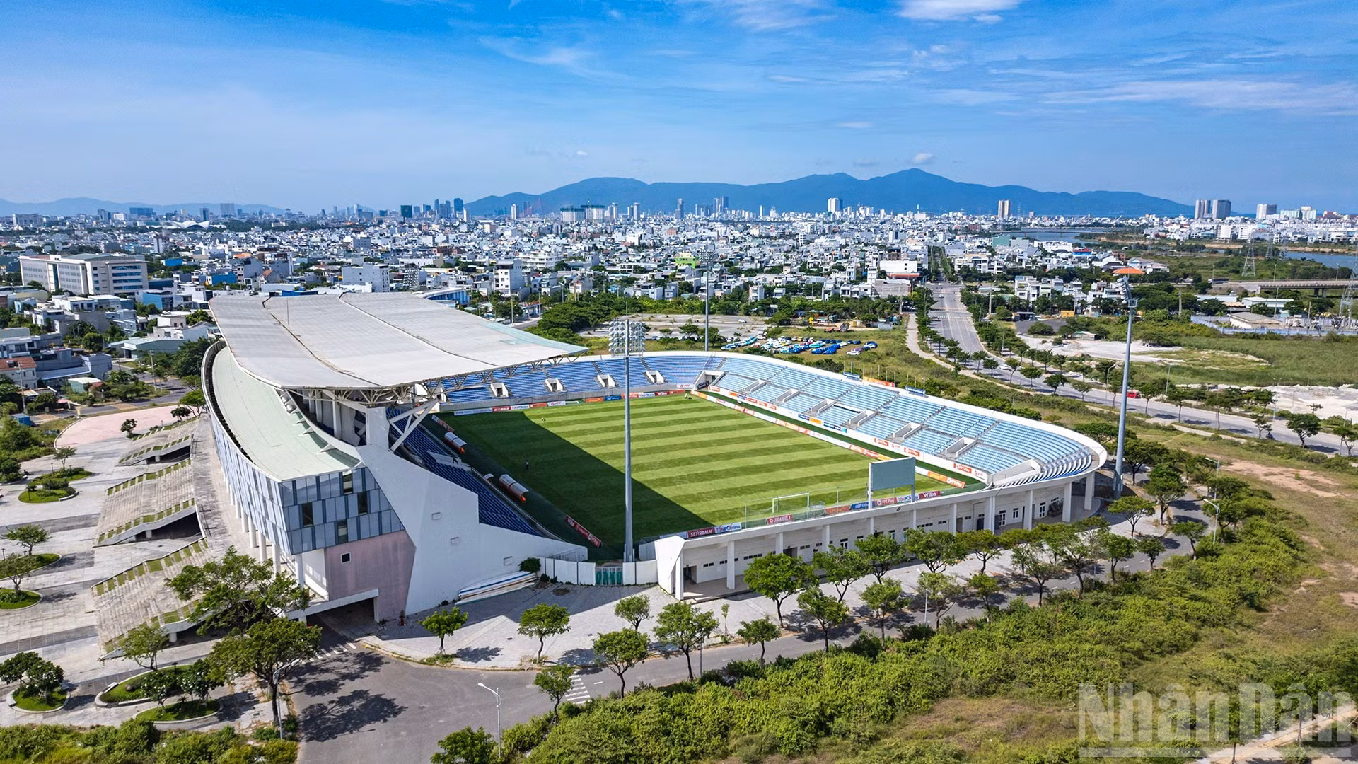 El Estadio Hoa Xuan, con un aforo de 20 mil asientos, acaba de ser renovado y puesto en funcionamiento. Este cambio permite acoger entrenamientos deportivos y competiciones nacionales e internacionales.