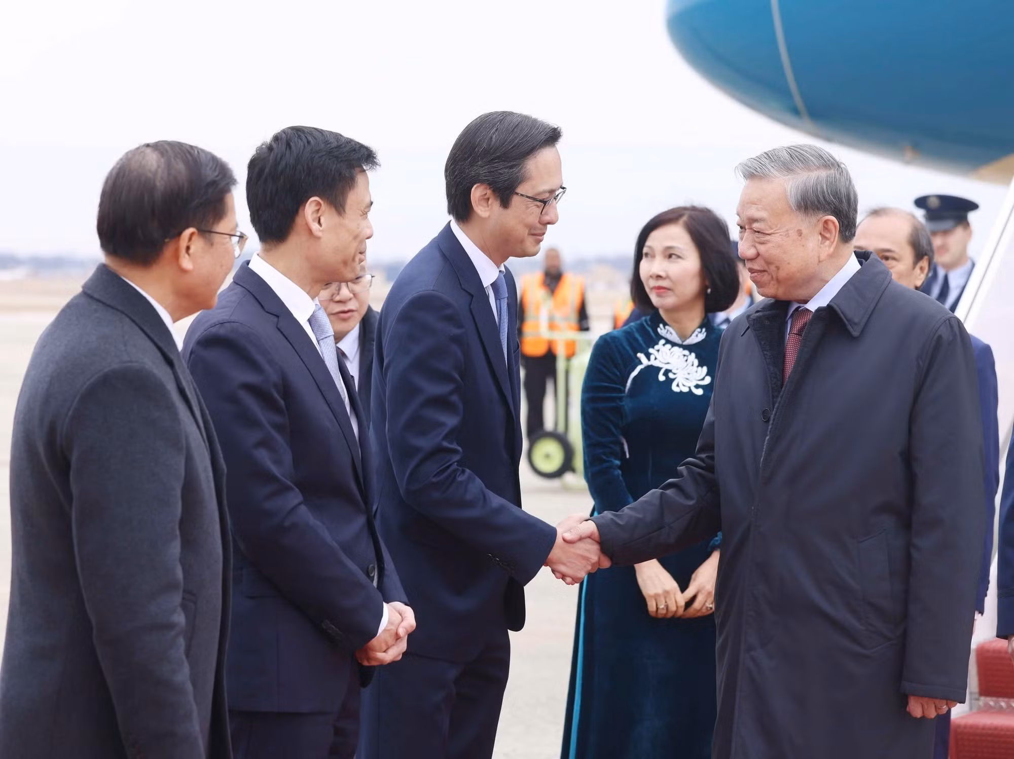 Funcionarios vietnamitas acreditados en Estados Unidos dan bienvenida al secretario general To Lam y a la delegación que lo acompaña.