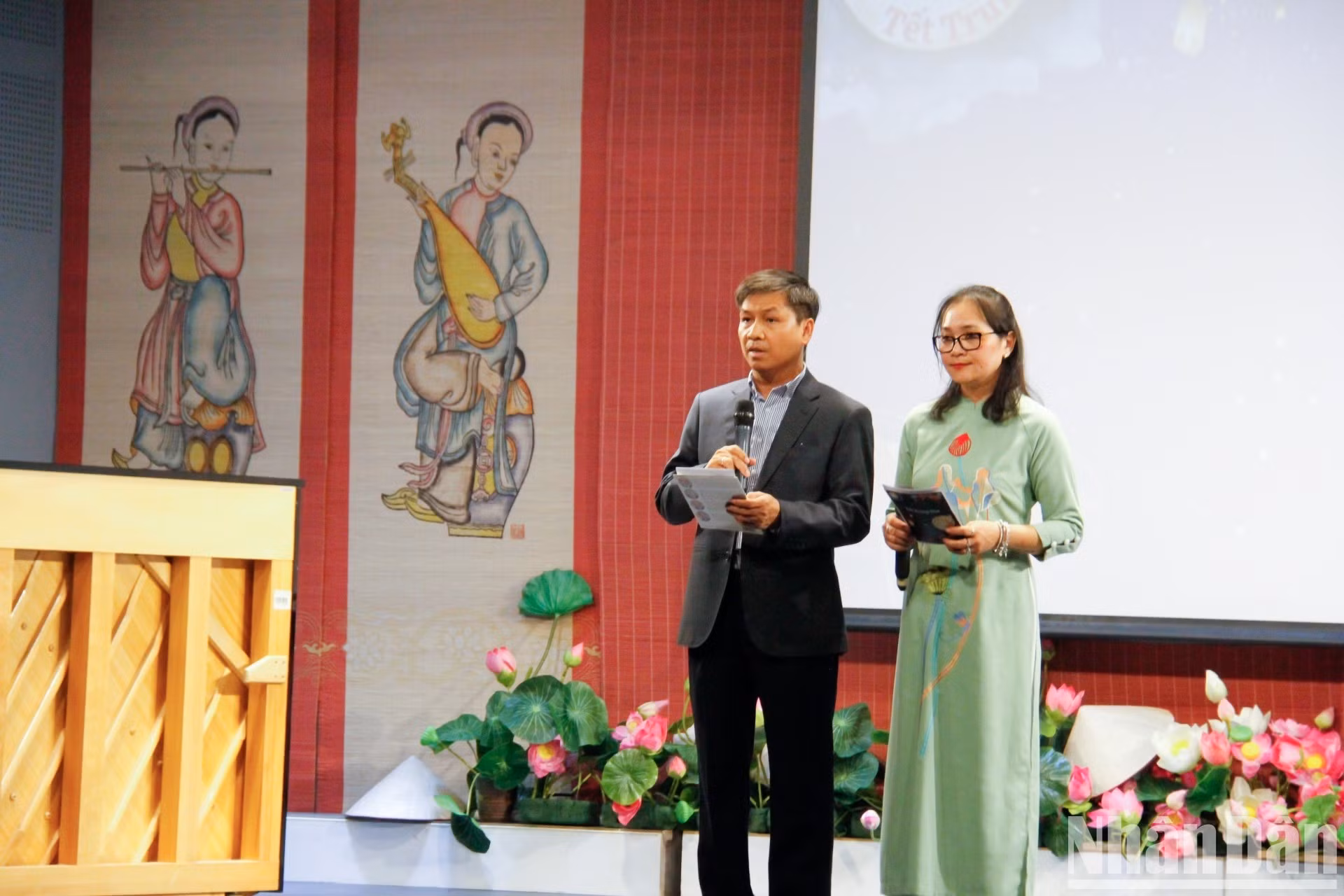 Dinh Ngoc Duc, director del Centro Cultural de Vietnam en Francia.